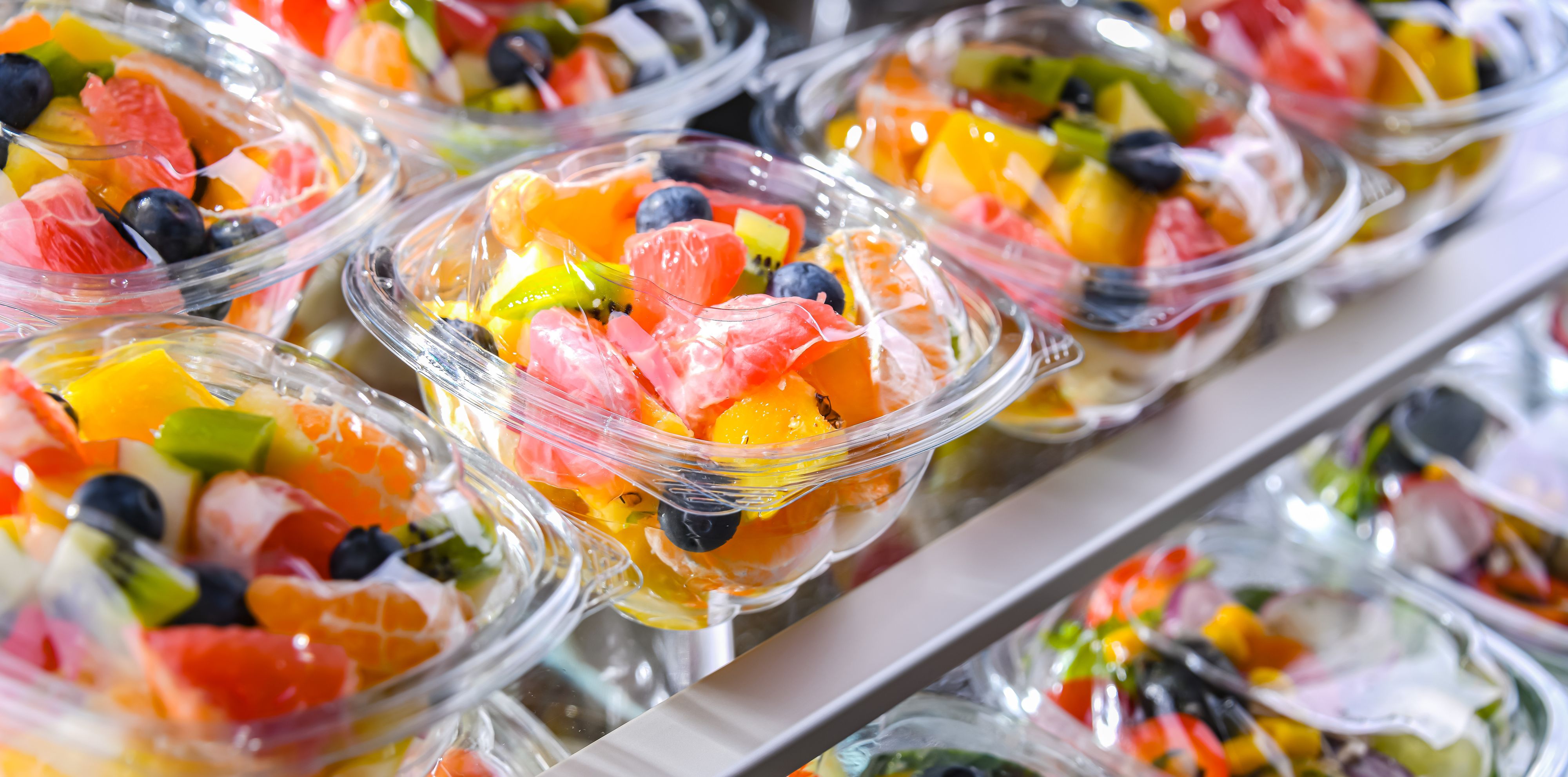 Joghurtbecher, Plastikbehälter mit Salaten und PET-Flaschen könnten in Deutschland ab 2027 teurer werden. Grund ist eine geplante Abgabe auf Kunststoff.