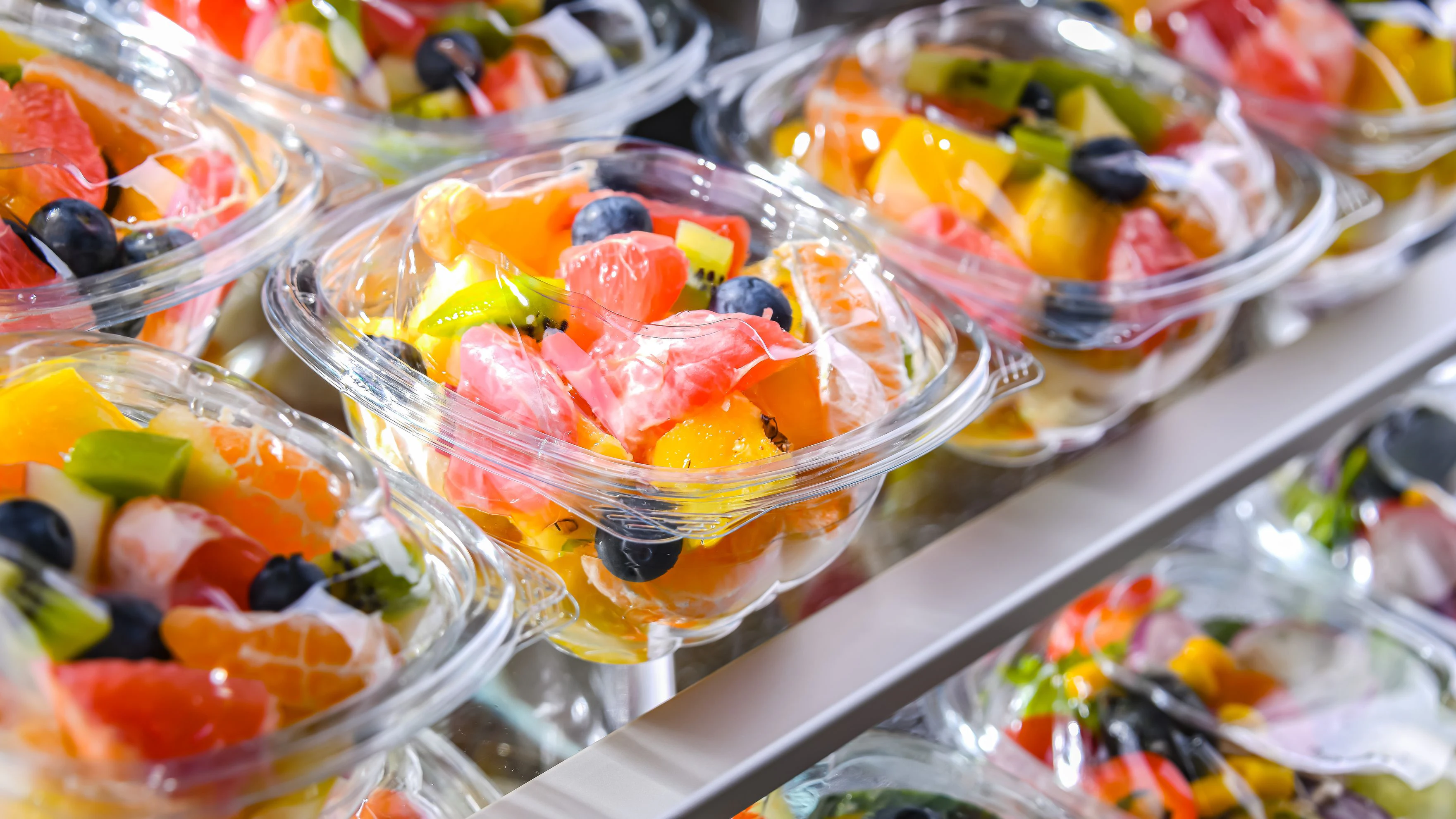 Joghurtbecher, Plastikbehälter mit Salaten und PET-Flaschen könnten in Deutschland ab 2027 teurer werden. Grund ist eine geplante Abgabe auf Kunststoff.