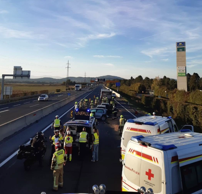 Die A9 war in Fahrtrichtung Linz für etwa 30 Minuten vollständig gesperrt.