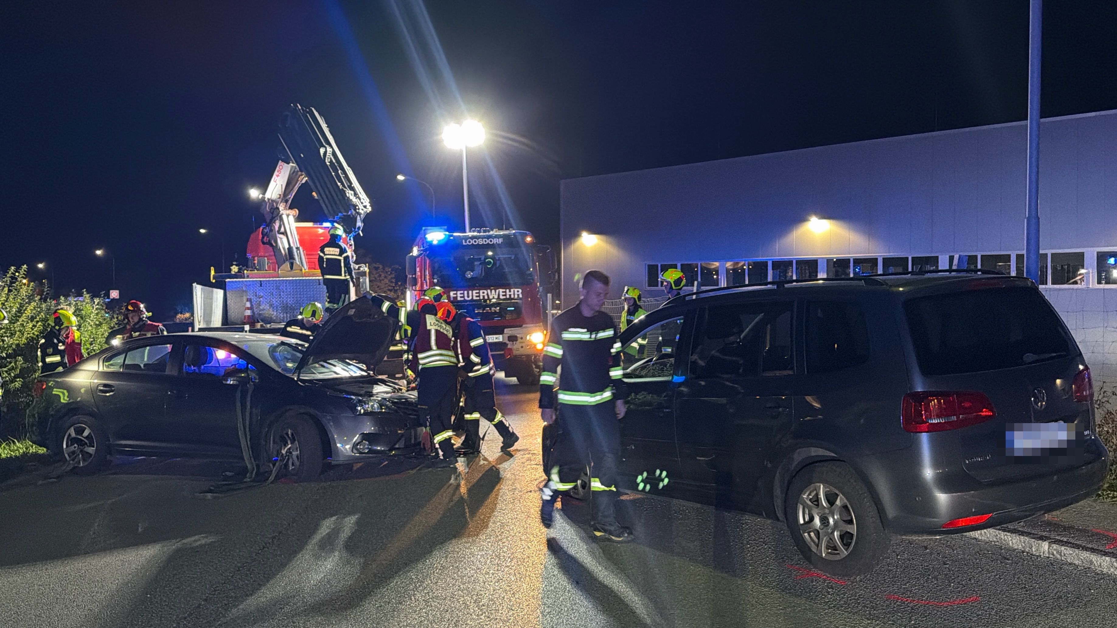 Bei dem Unfall wurden zwei Personen verletzt.