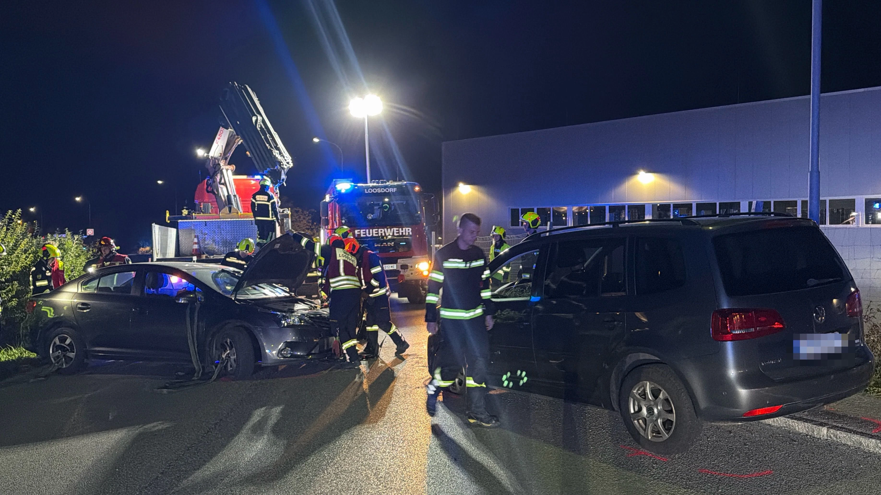 Bei dem Unfall wurden zwei Personen verletzt.