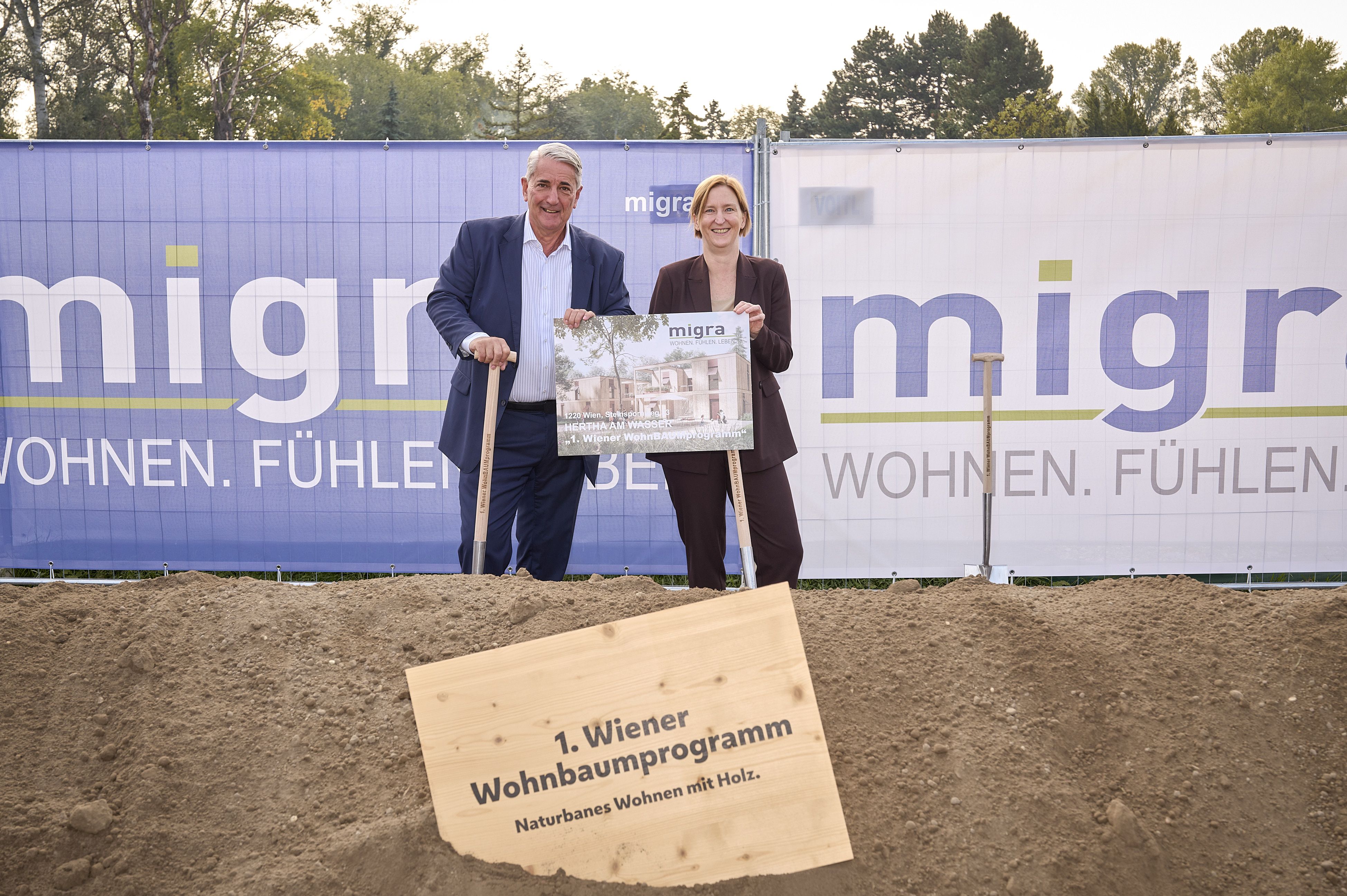 Der Donaustädter Bezirksvorsteher Ernst Nevrivy und Wohnbaustadträtin Elke Hanel-Torsch (beide SPÖ) nahmen den Spatenstich vor.