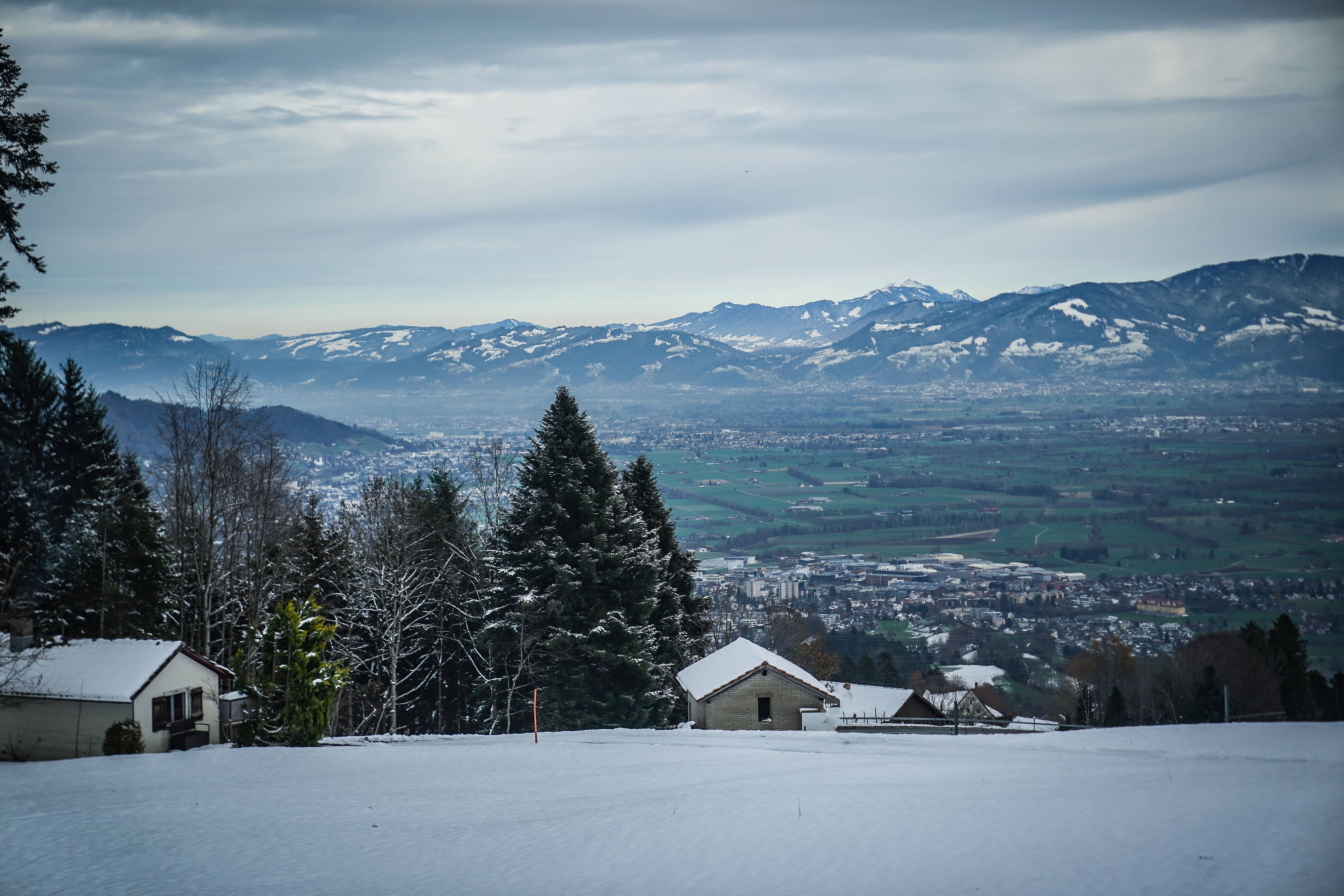 Winterlicher Panorama-Blick über das Rheintal von Altstätten, Kanton St. Gallen, aus. Archivbild