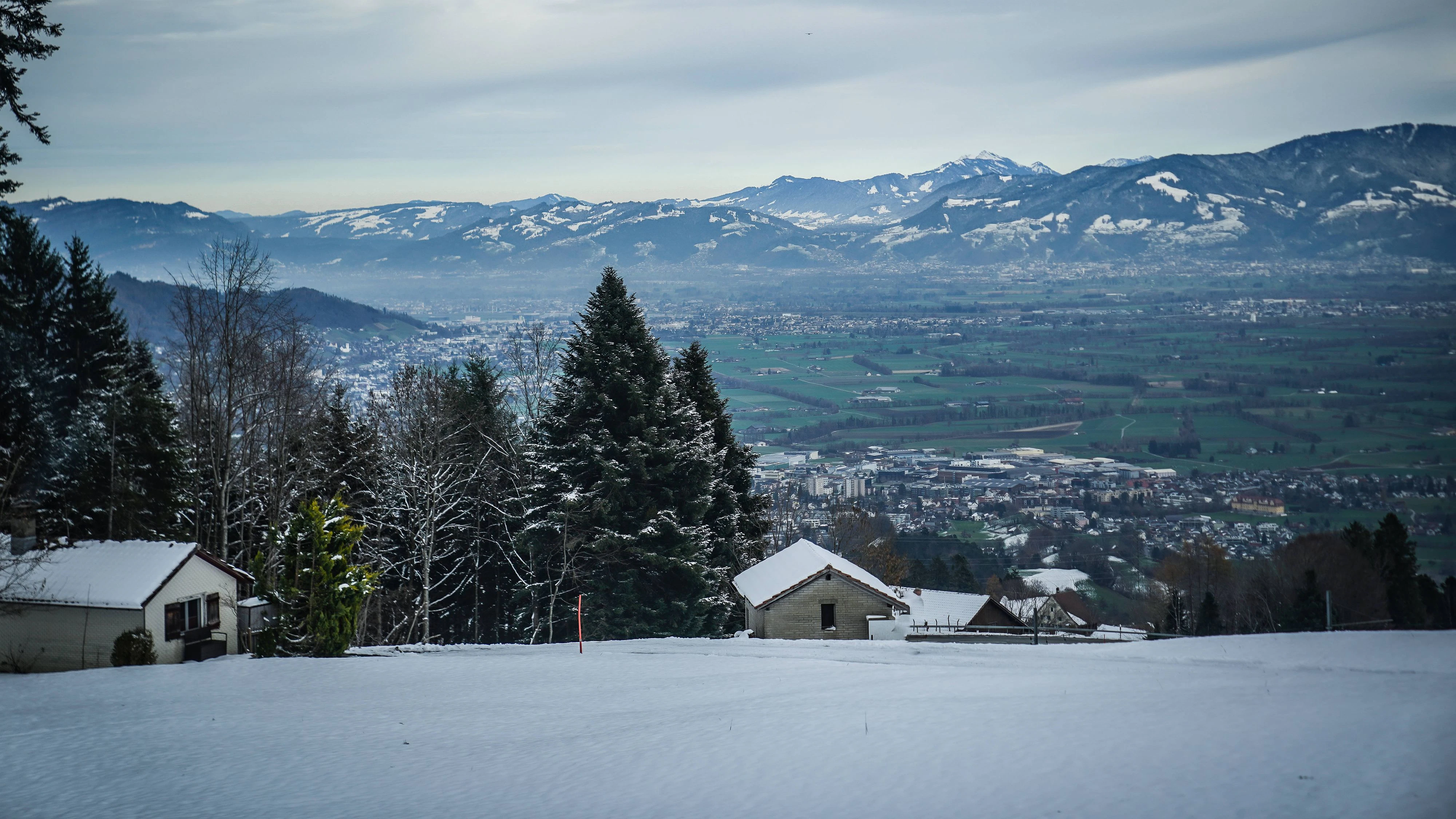 Winterlicher Panorama-Blick über das Rheintal von Altstätten, Kanton St. Gallen, aus.