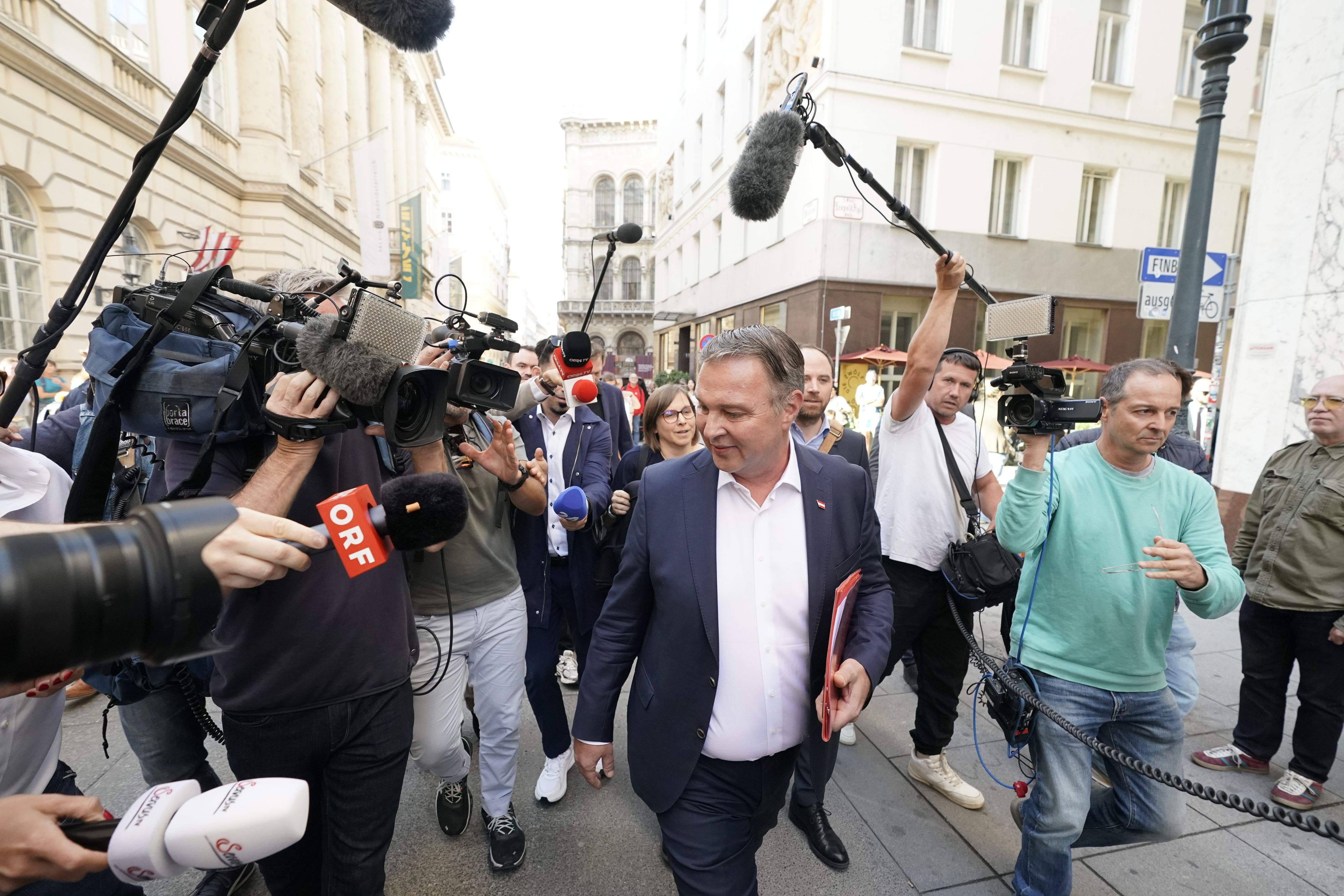Andreas Babler am Weg zum SPÖ-Krisentreffen am 4. Oktober 2026 in Wien.