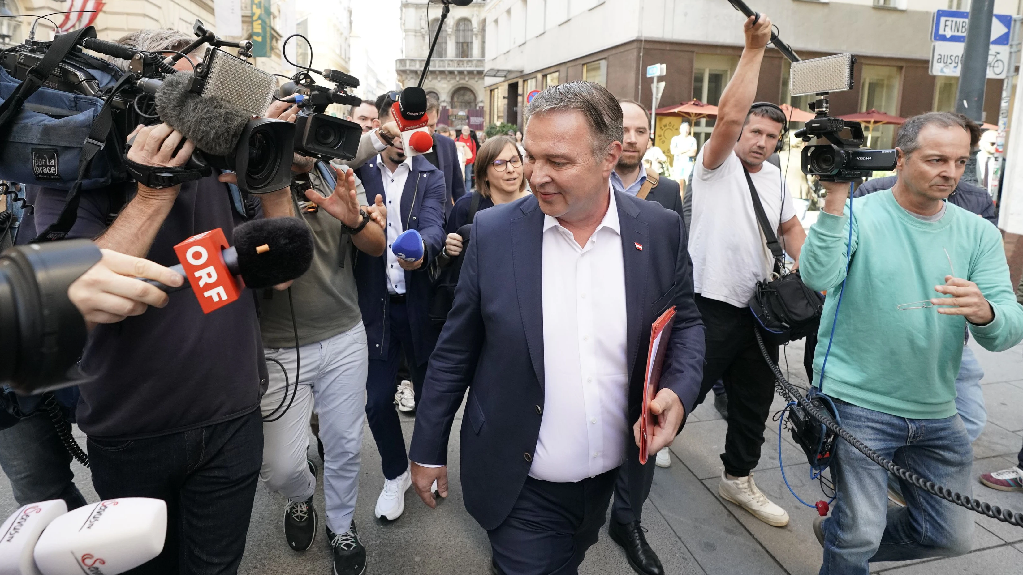 Andreas Babler am Weg zum SPÖ-Krisentreffen am 4. Oktober 2026 in Wien.