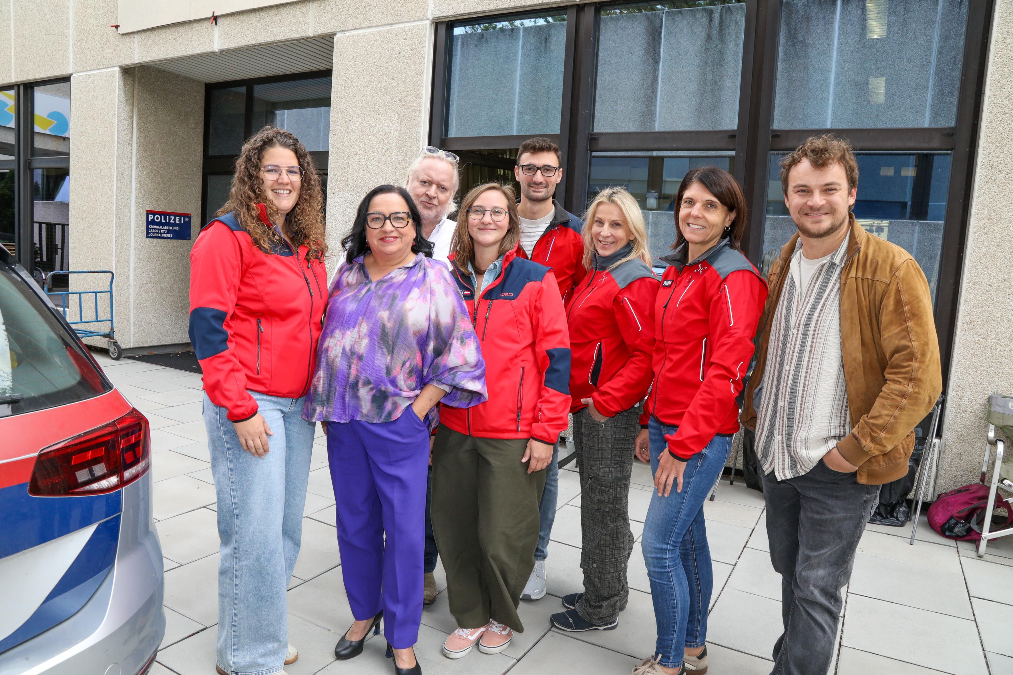Sonja Muthsam (Bezirksinspektorin), Jessica Pollak (Bezirksinspektorin), Katharina Wolf (Bezirksinspektorin), Gabriele Kögler (Gruppeninspektorin) und Lukas Hauer (Revierinspektor) mit den 