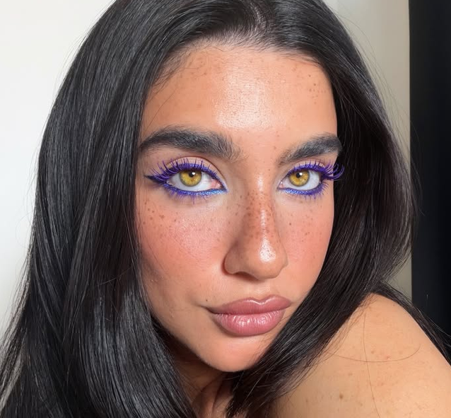 Bunte Wimpern könnten diesen Herbst dein neuer Lieblingslook werden.