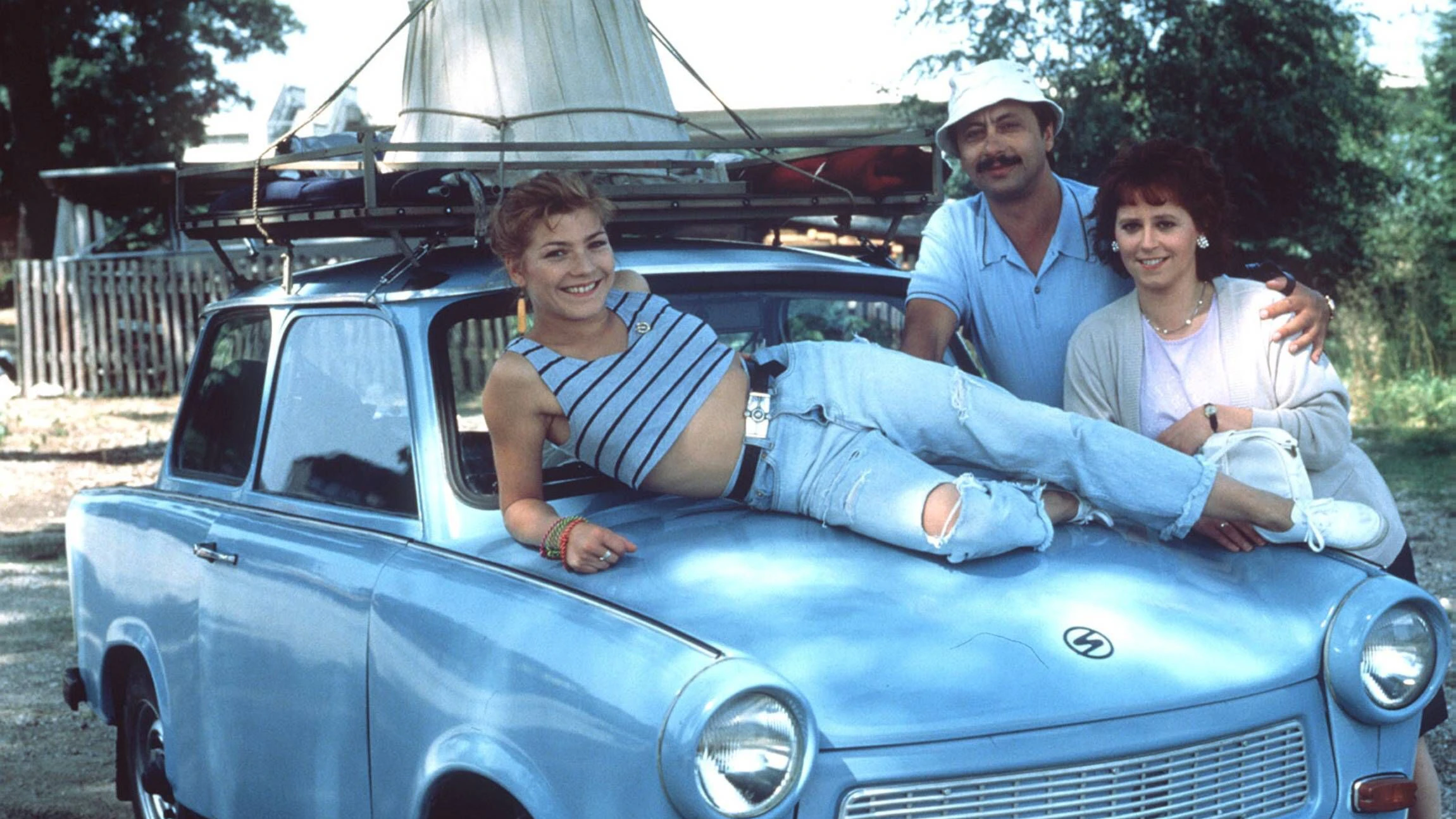 Go Trabi go (1991) Familie Struutz aus Bitterfeld bei Leipzig freut sich auf den langersehnten Urlaub. Die Reise soll vom bleigrauen Himmel ihrer Heimat nach Bella Italia führen. CLAUDIA SCHMUTZLER - Jaqueline WOLFGANG STUMPH - Udo MARIE GRUBER - Rita 37150 , 29KPA3SAGOT UnitedArchives07633  