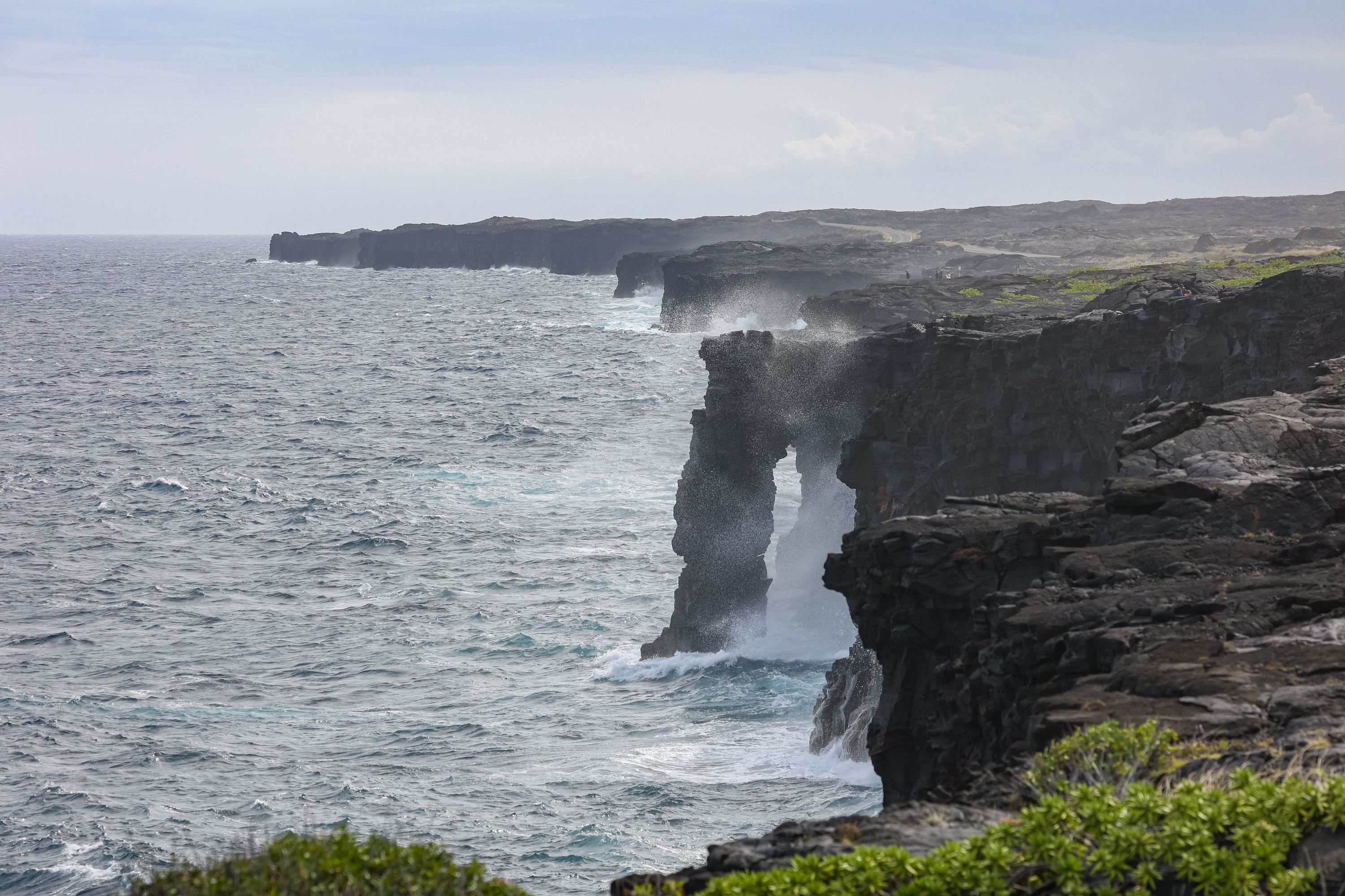 Der Holei Sea Arch ist eine durch Lavaströme des Vulkans Kilauea entstandene Sehenswürdigkeit im Nationalpark auf Big Island.