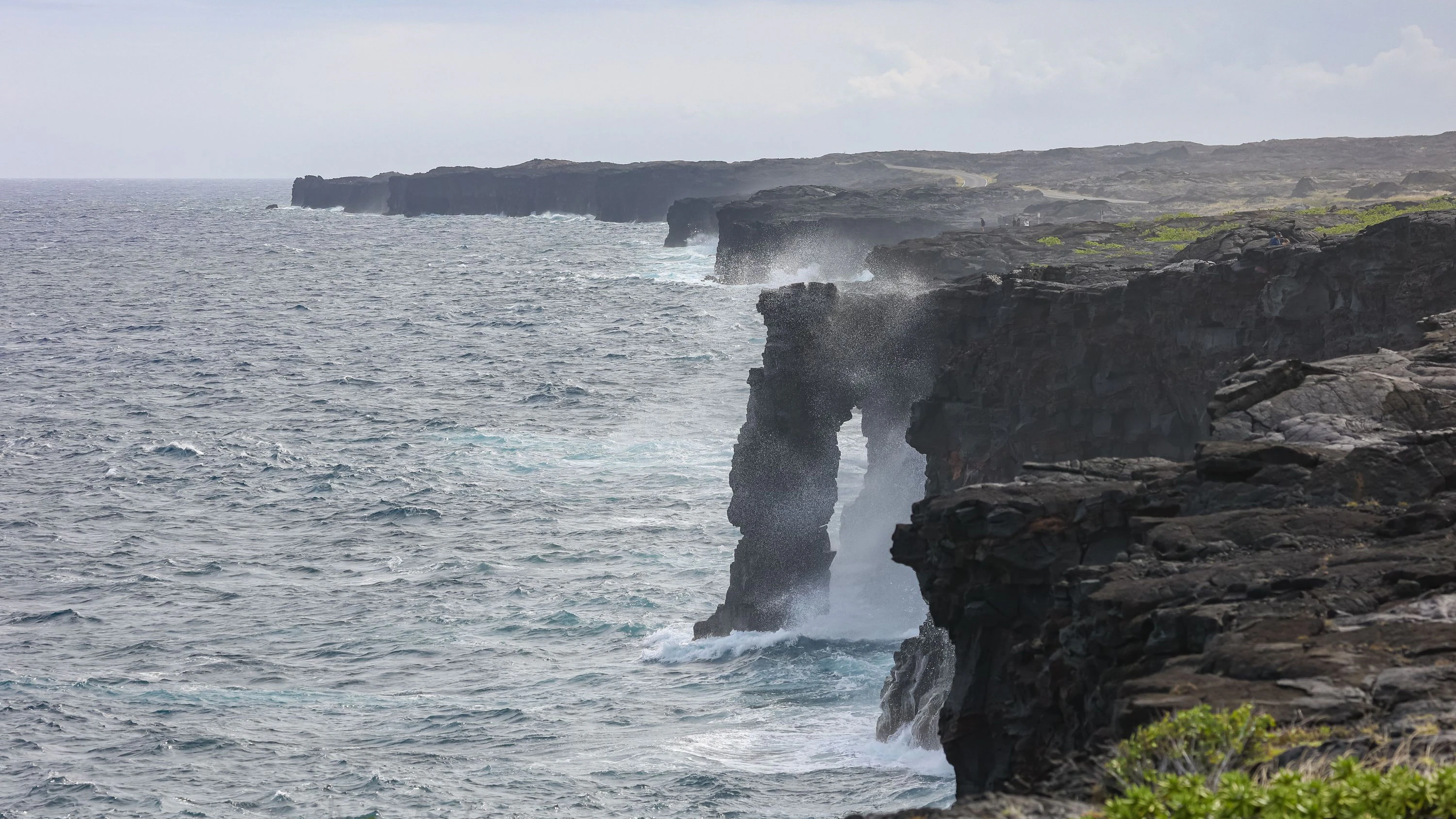 RECORD DATE NOT STATED  Holei Sea Arch is an attraction from the lava flow of Kilauea Volcano inside the Big Island s National Park. *** Holei Meer Zahnbogen ist An&Verkauf Attraktion von der lavä fließen des Kilauea Vulkan innen der groß Insel S&P Nationaler parkähnliche 7116938