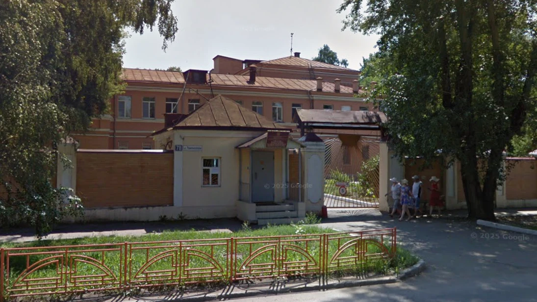 Blick auf den Haupteingang der Anti-Pest-Forschungsinstitut in Irkutsk.
