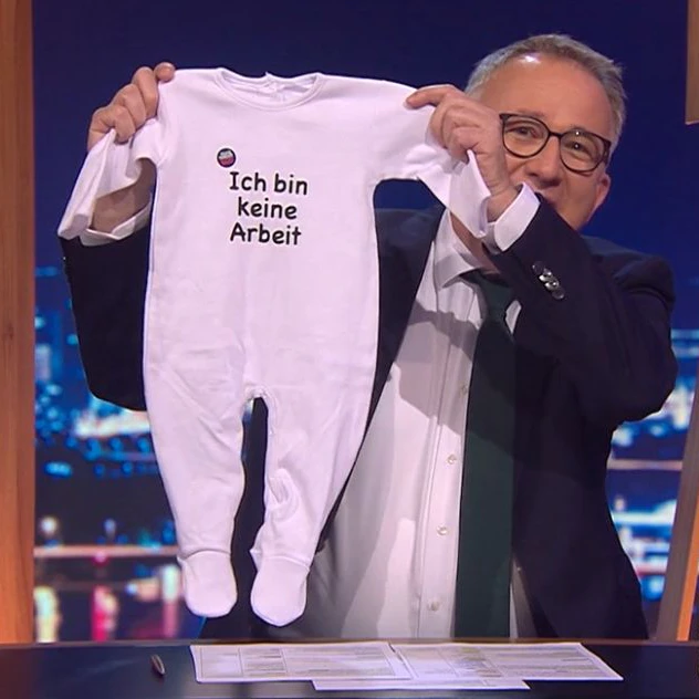 Peter Klien mit dem "Ich bin keine Arbeit"-Strampler für Stockers Enkeltochter.