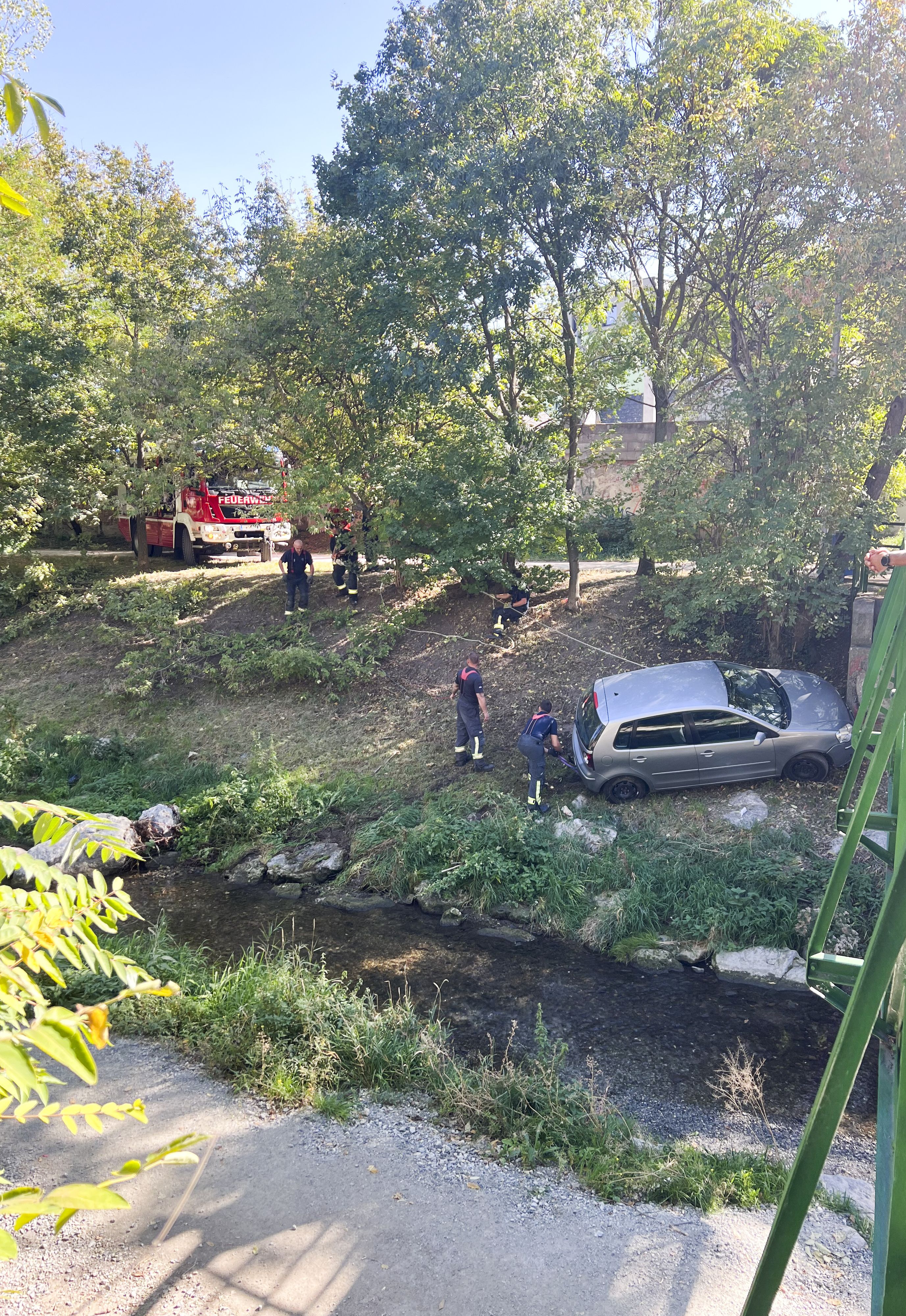 Ein VW Polo kam von der Straße ab und stürzte in den Liesingbach.