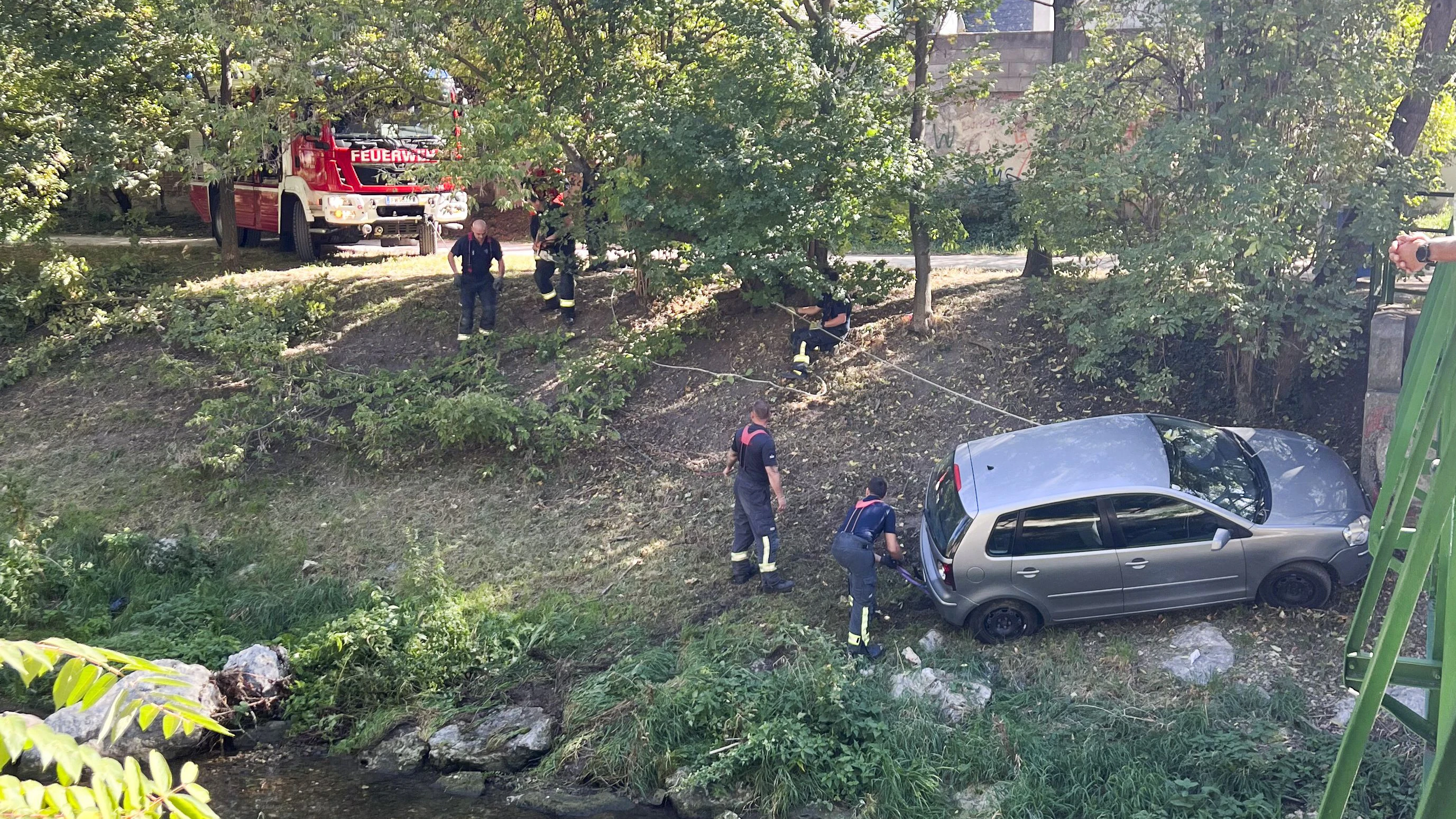 Heute.at - VW Polo stürzt in Bach  – Feuerwehr zieht Auto heraus