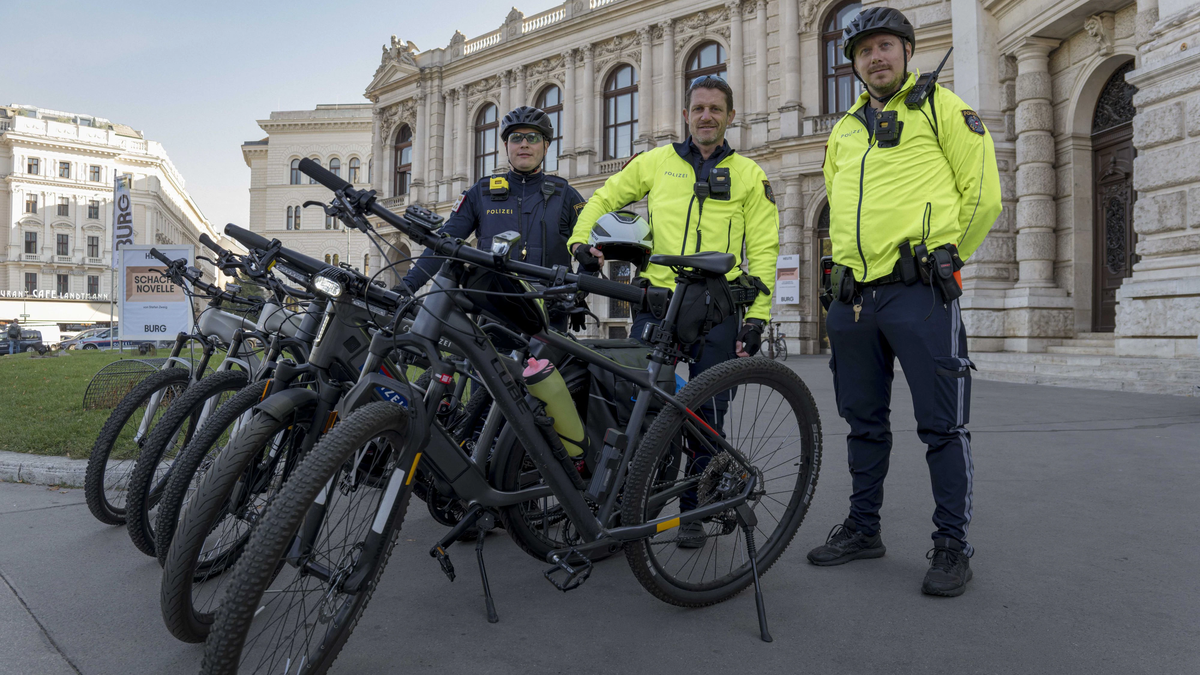 Im Zuge eines ersten großen Schwerpunktes wurden sechs E-Moped Lenker wegen Verstöße gegen die gesetzlichen Bestimmungen angezeigt. Insgesamt wurden im Rahmen des Schwerpunktes 146 Anzeigen erstattet und 177 Organmandate mit einer Gesamtsumme von 9.750 Euro ausgestellt. 
