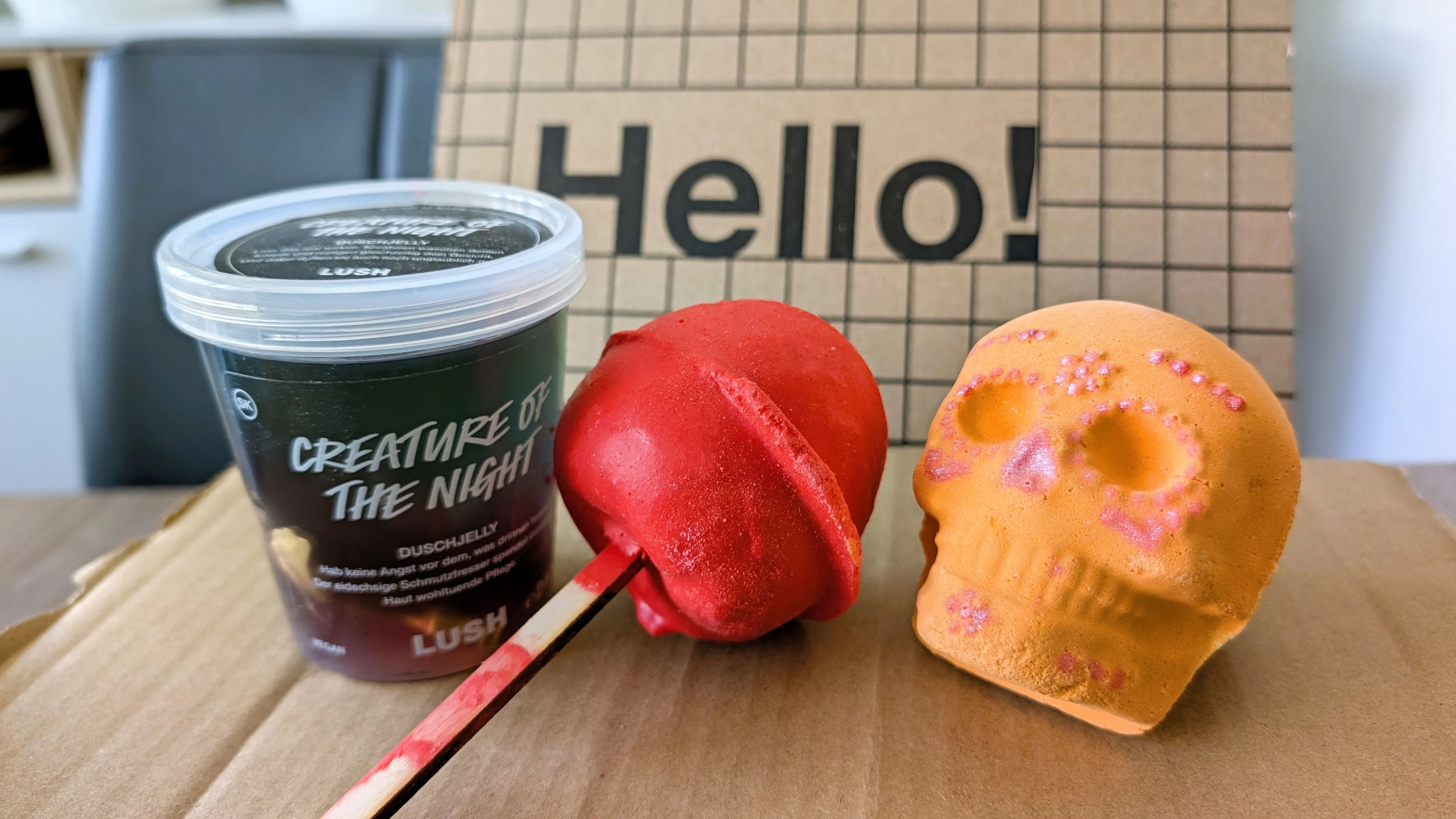 Lush bringt für Halloween 2026 wieder Badebomben, Duschprodukte und Seifen mit ungewöhnlichen Formen und Düften ins Badezimmer.