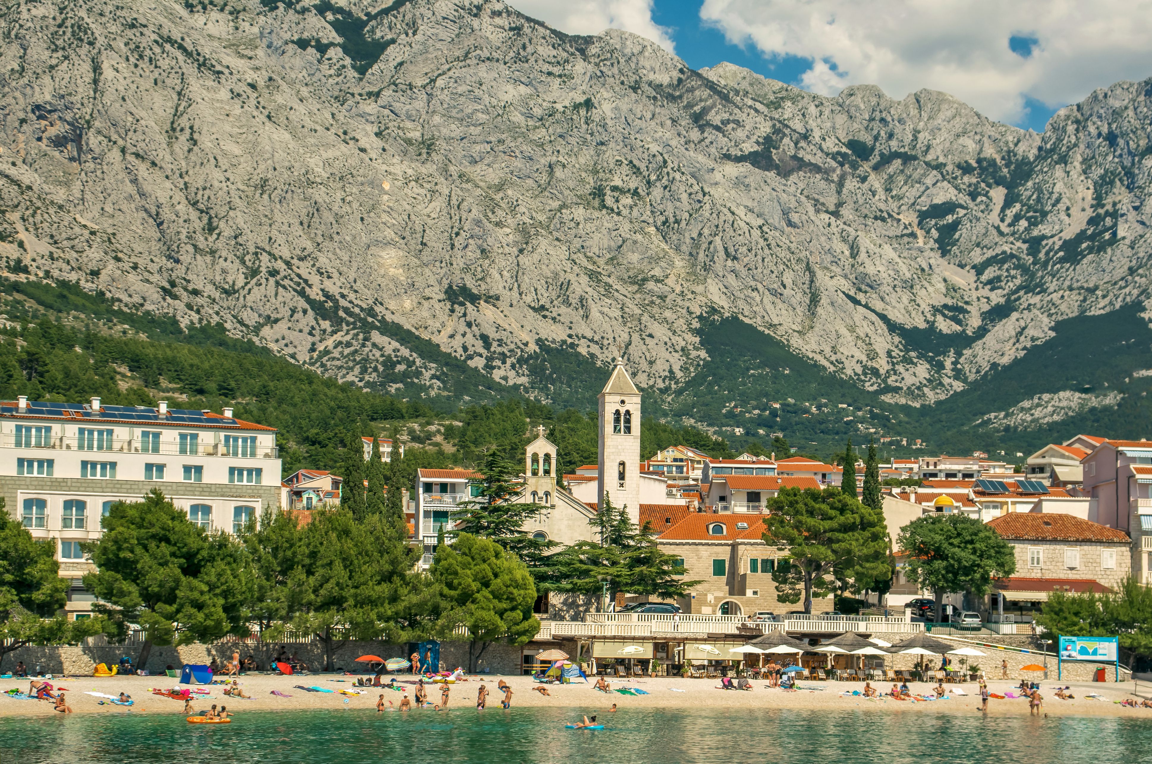 Mehr als acht Millionen Euro fließen in die Neugestaltung der Küste von Baška – für Besucher bedeutet das vorübergehend Sperren und Einschränkungen.