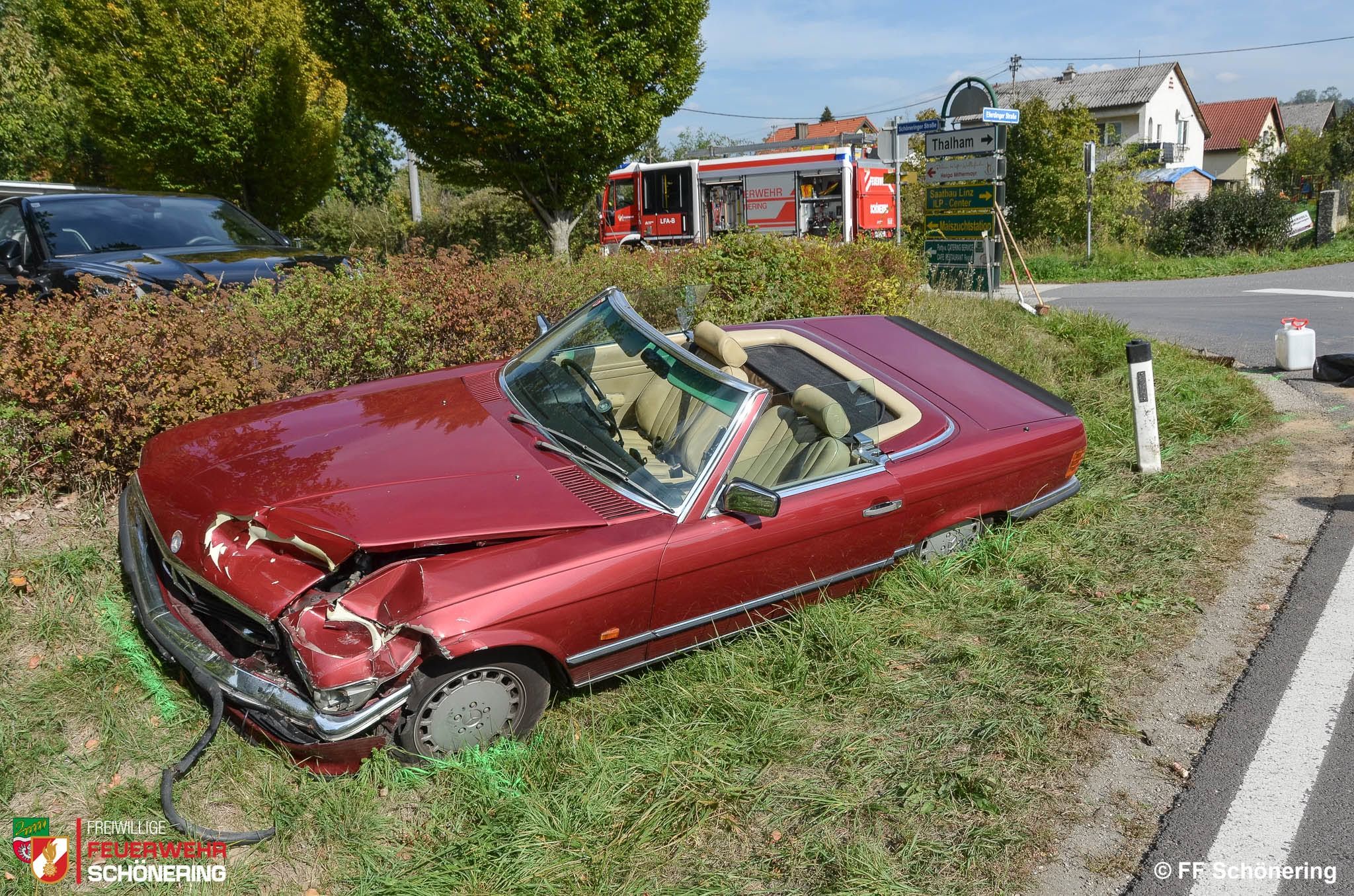 Der Oldtimer landete nach dem Crash im Graben.