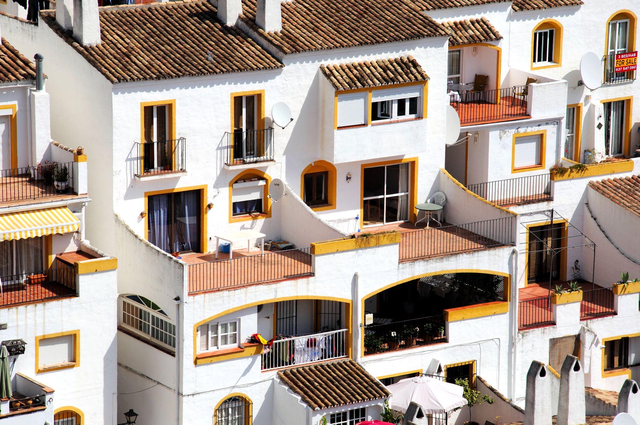 Spaniens Regierung reagiert auf die Wohnungsnot mit neuen Regeln für Mieten, Räumungen und Immobilienkäufe.