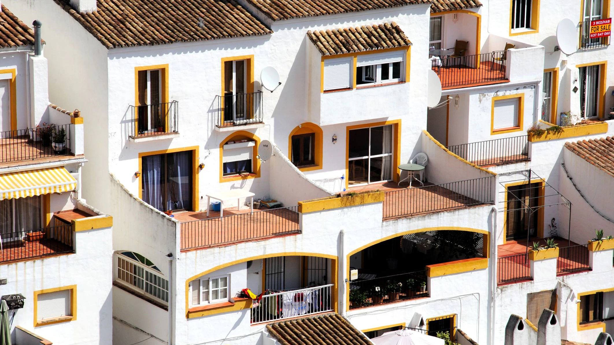 Spaniens Regierung reagiert auf die Wohnungsnot mit neuen Regeln für Mieten, Räumungen und Immobilienkäufe.