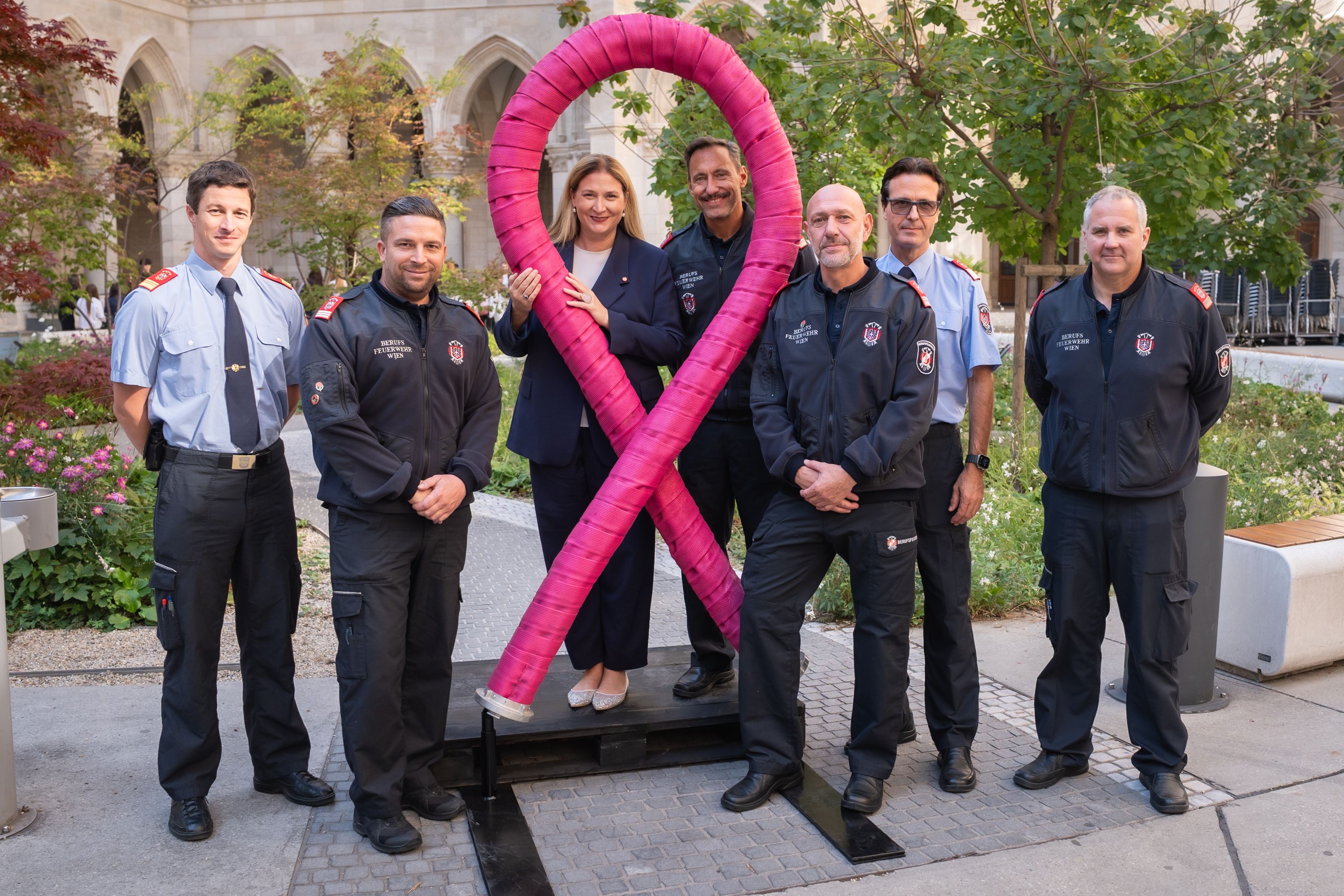 Vizebürgermeisterin Barbara Novak (SP) und Helfer der Berufsfeuerwehr Wien mit Pink Ribbon