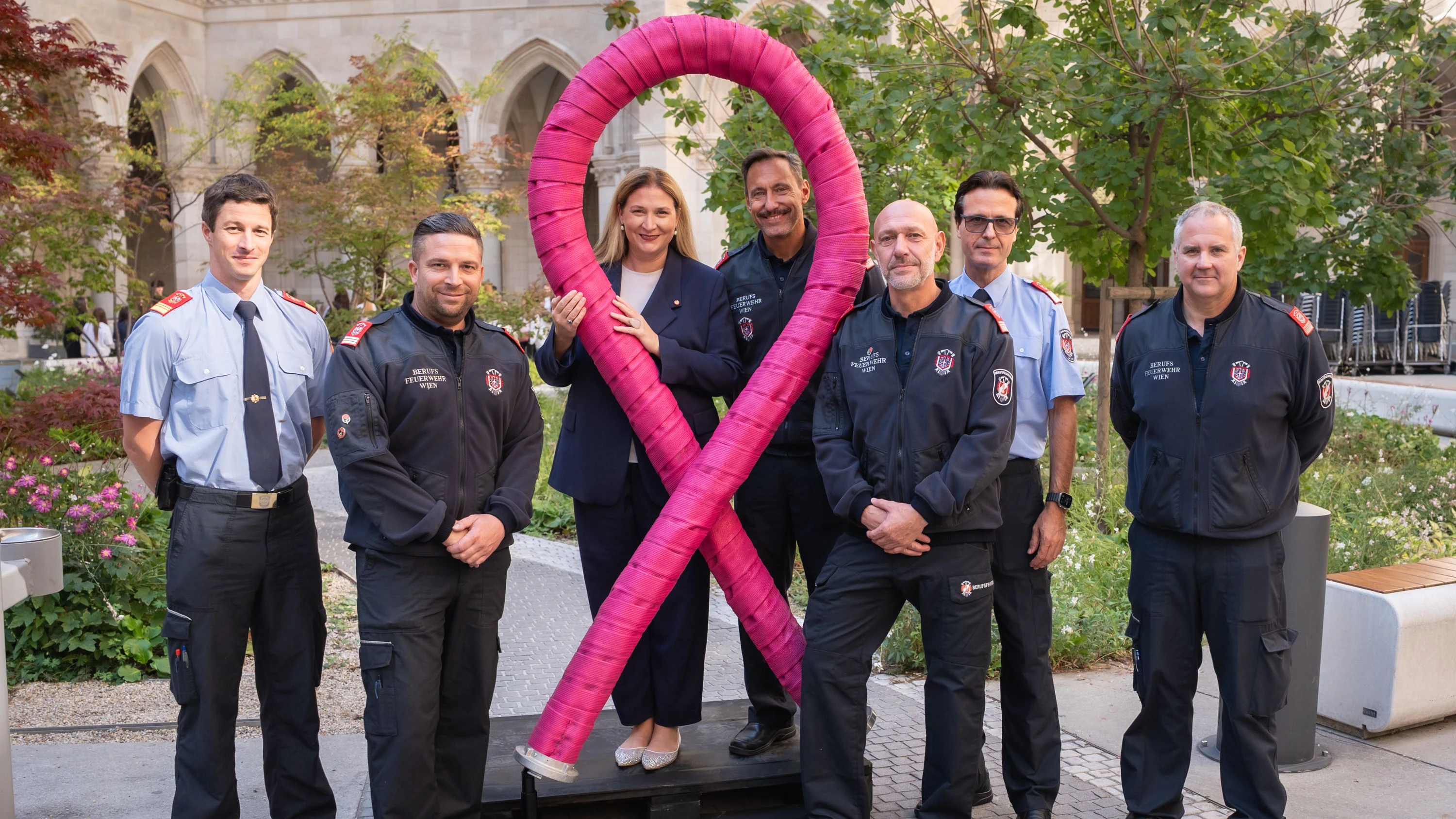 VzBgmin Barbara Novak und Berufsfeuerwehr Wien - ink Ribbon / Aktion Feuerwehrkalender