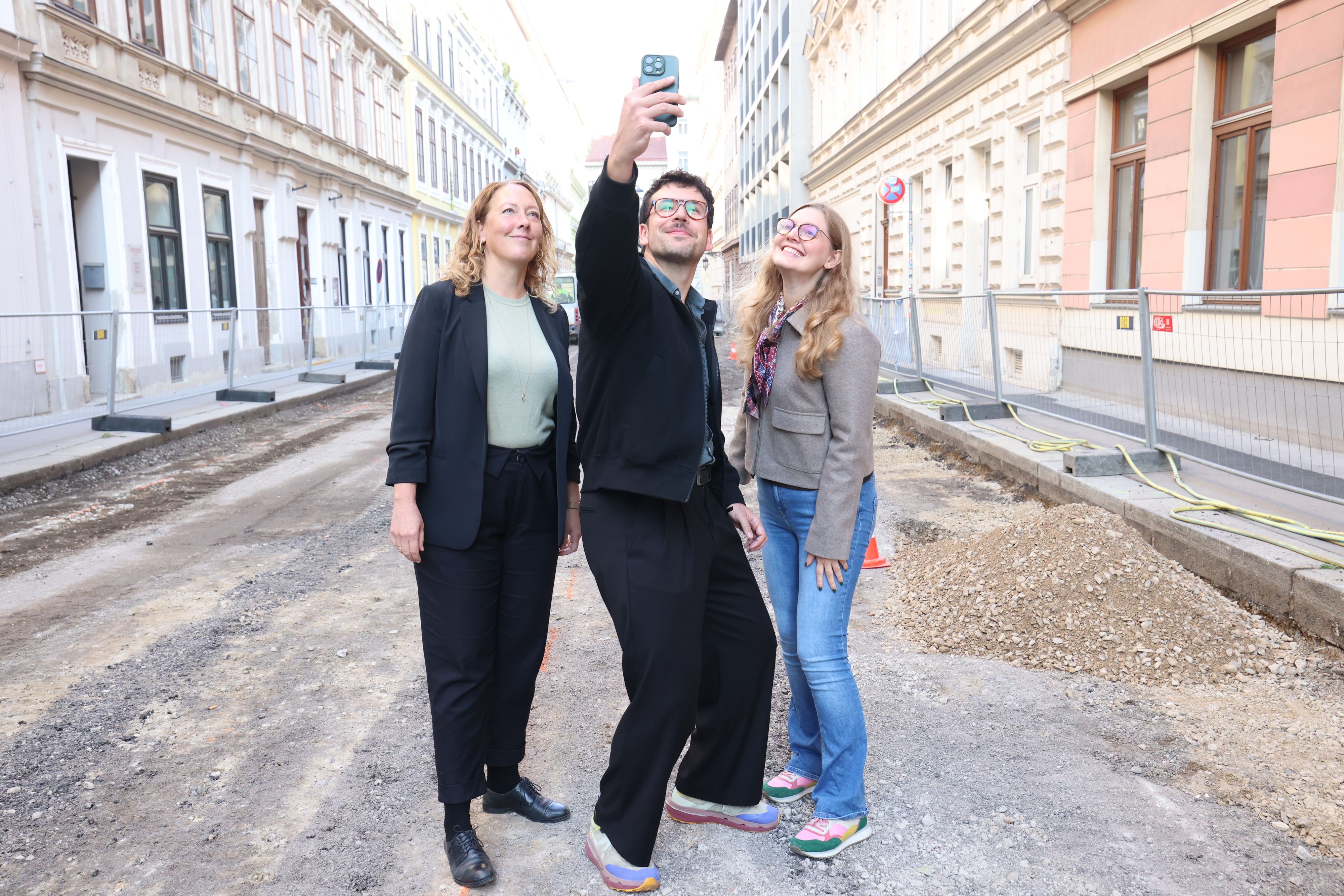 v.l Stadträtin Pühringer (Grüne), Bezirksvorsteher Luxenberger (Grüne), Bezirkssprecherin Sarah Mayer (Neos)
