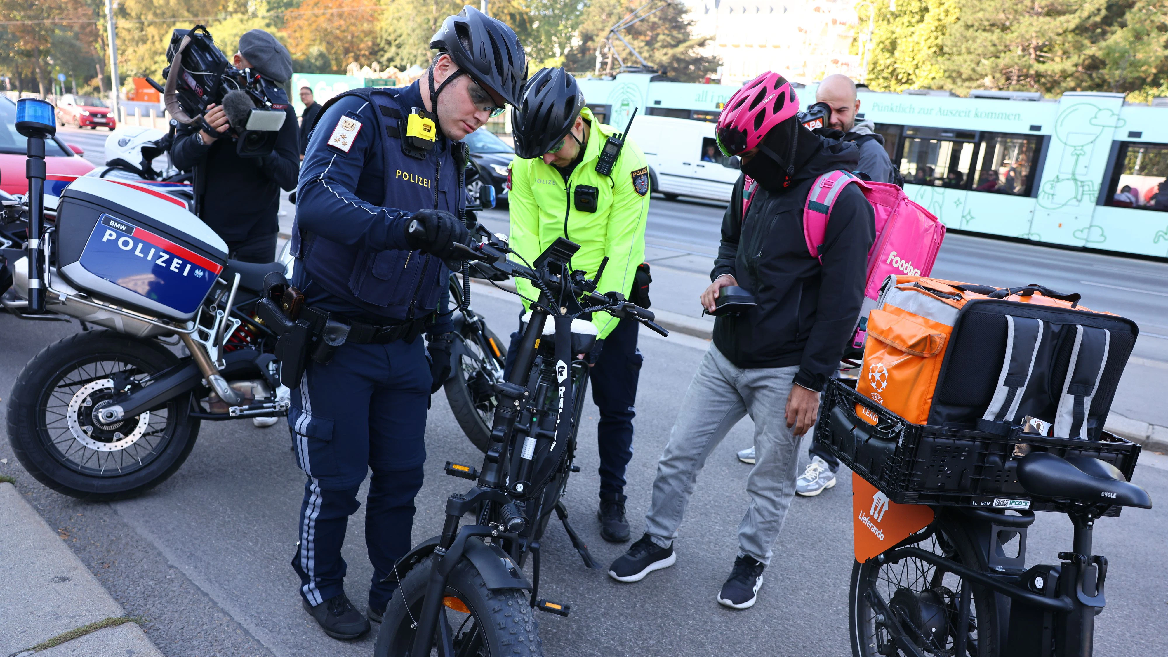 Schwerpunkt-Kontrolle E-Mopeds Burgtheater