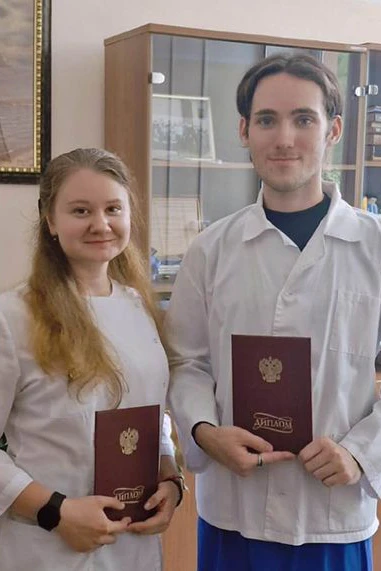 Darja S. (hier mit einem Kollegen im Institut) absolvierte im Juli 2024 erfolgreich ihre Facharztausbildung im Fachgebiet klinische Labordiagnostik