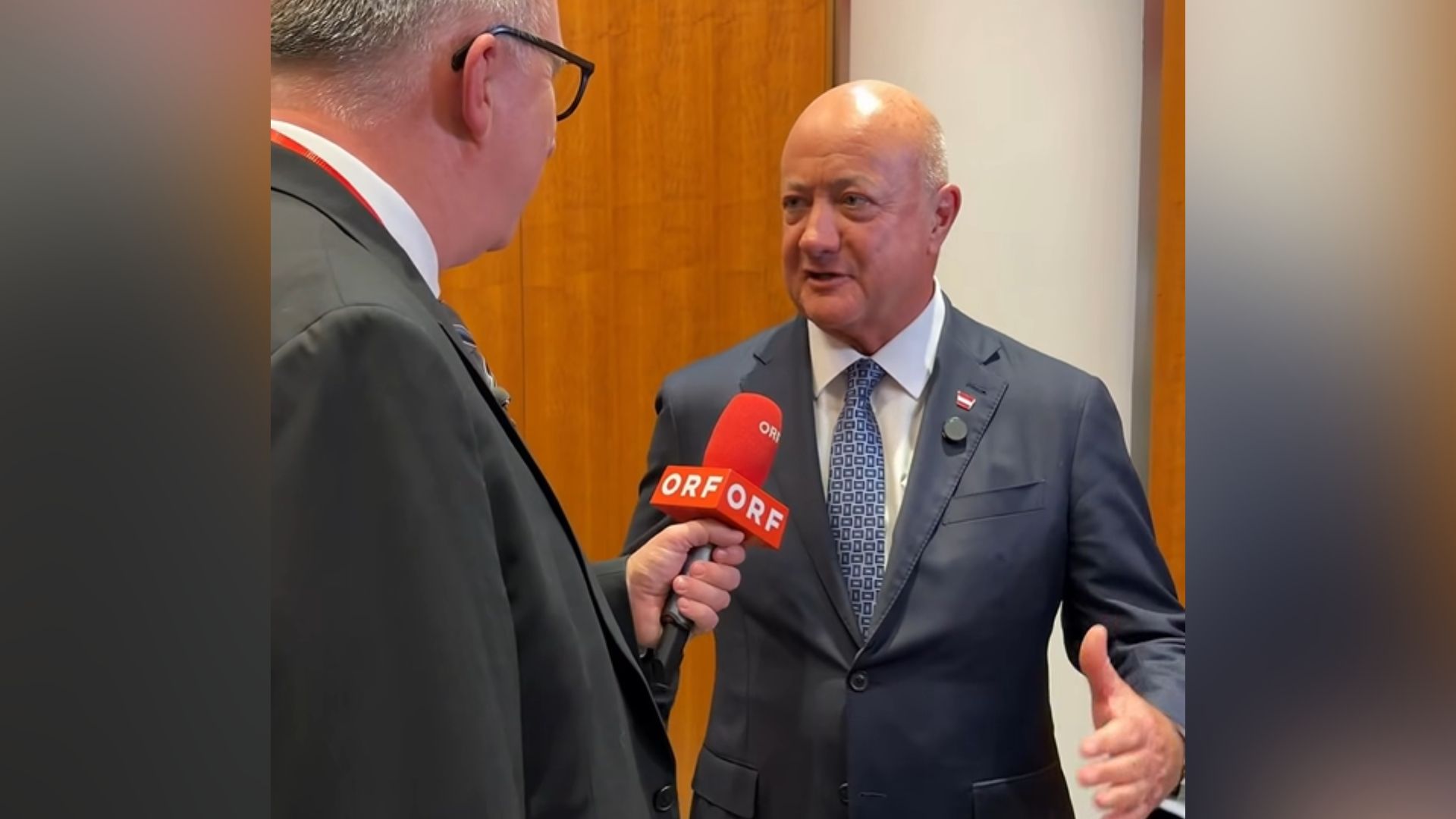 Bundeskanzler Christian Stocker bedankte sich bei Peter Klien für den politisch aufgeladenen Baby-Strampler: 