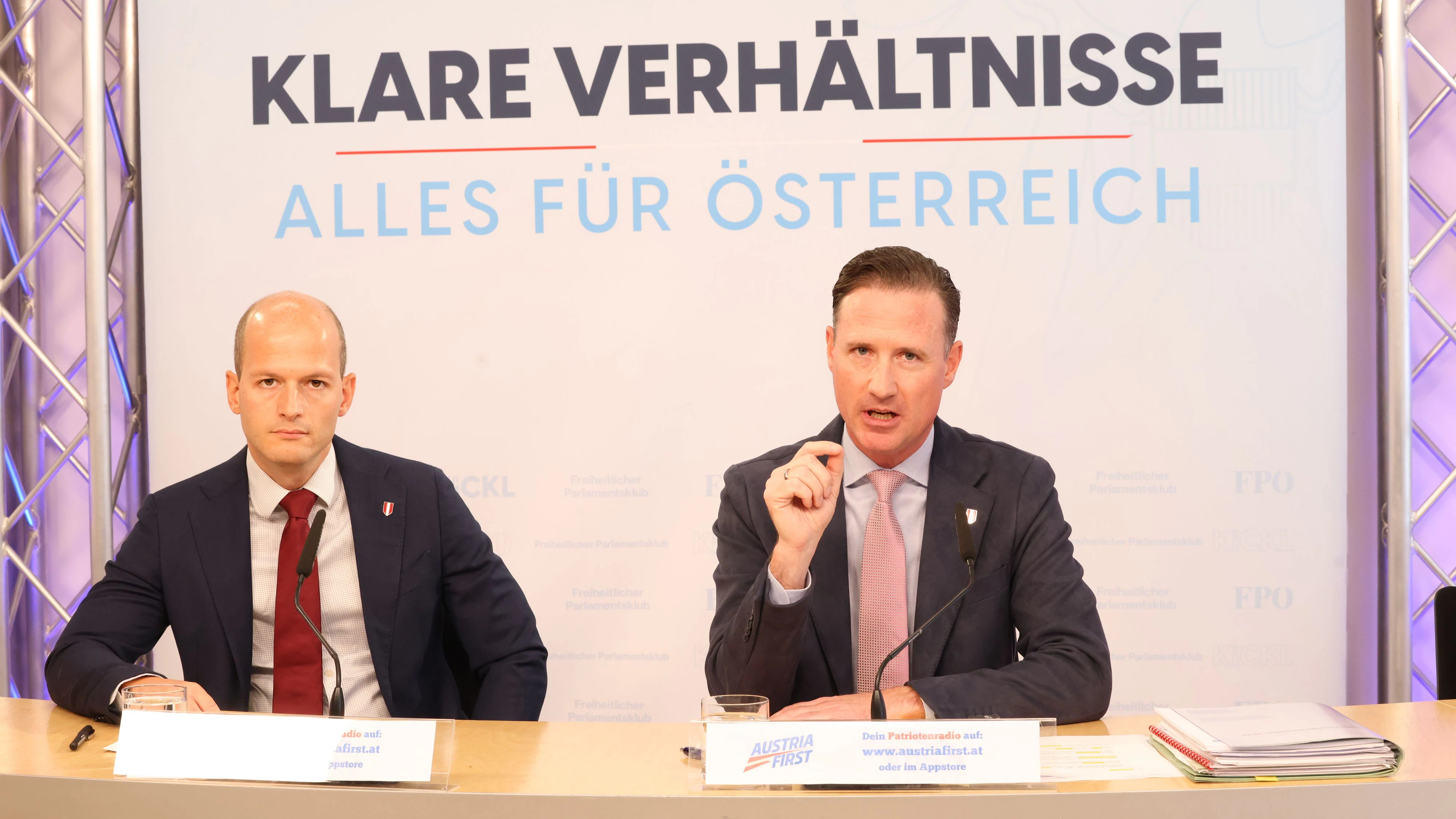 Nach der vorerst letzten Verhandlungsrunde zur Wehrdienst-Reform ziehen FPÖ-Wehrdienstsprecher Volker Reifenberger (rechts) und FPÖ-Verfassungssprecher Michael Schilchegger Bilanz. 