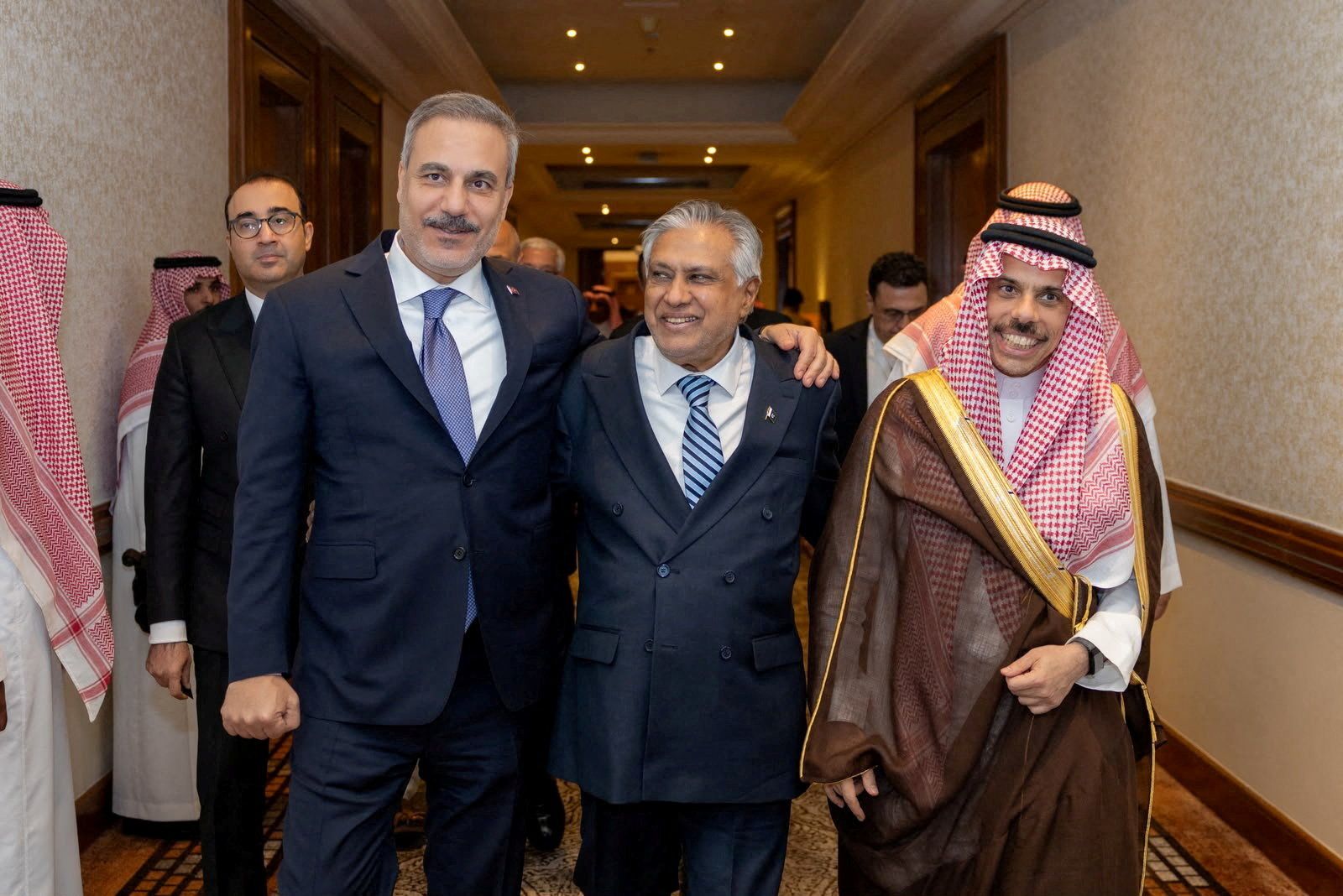 Neue beste Freunde: Der türkische Außenminister Hakan Fidan, der stellvertretende Premierminister und Außenminister Pakistans, Mohammad Ishaq Dar, und der Außenminister Saudi-Arabiens, Prinz Faisal bin Farhan Al Saud nach der Ausschusssitzung des Verteidigungspakts von Mekka in Riad am 5. Oktober 2026