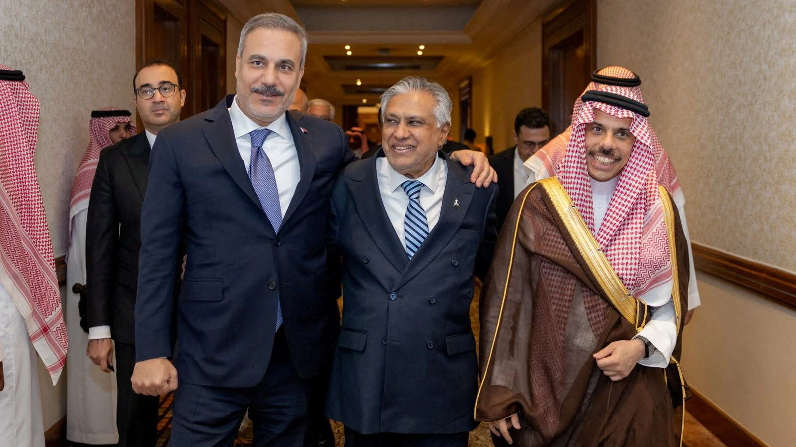 Neue beste Freunde: Der türkische Außenminister Hakan Fidan, der stellvertretende Premierminister und Außenminister Pakistans, Mohammad Ishaq Dar, und der Außenminister Saudi-Arabiens, Prinz Faisal bin Farhan Al Saud nach der Ausschusssitzung des Verteidigungspakts von Mekka in Riad am 5. Oktober 2026