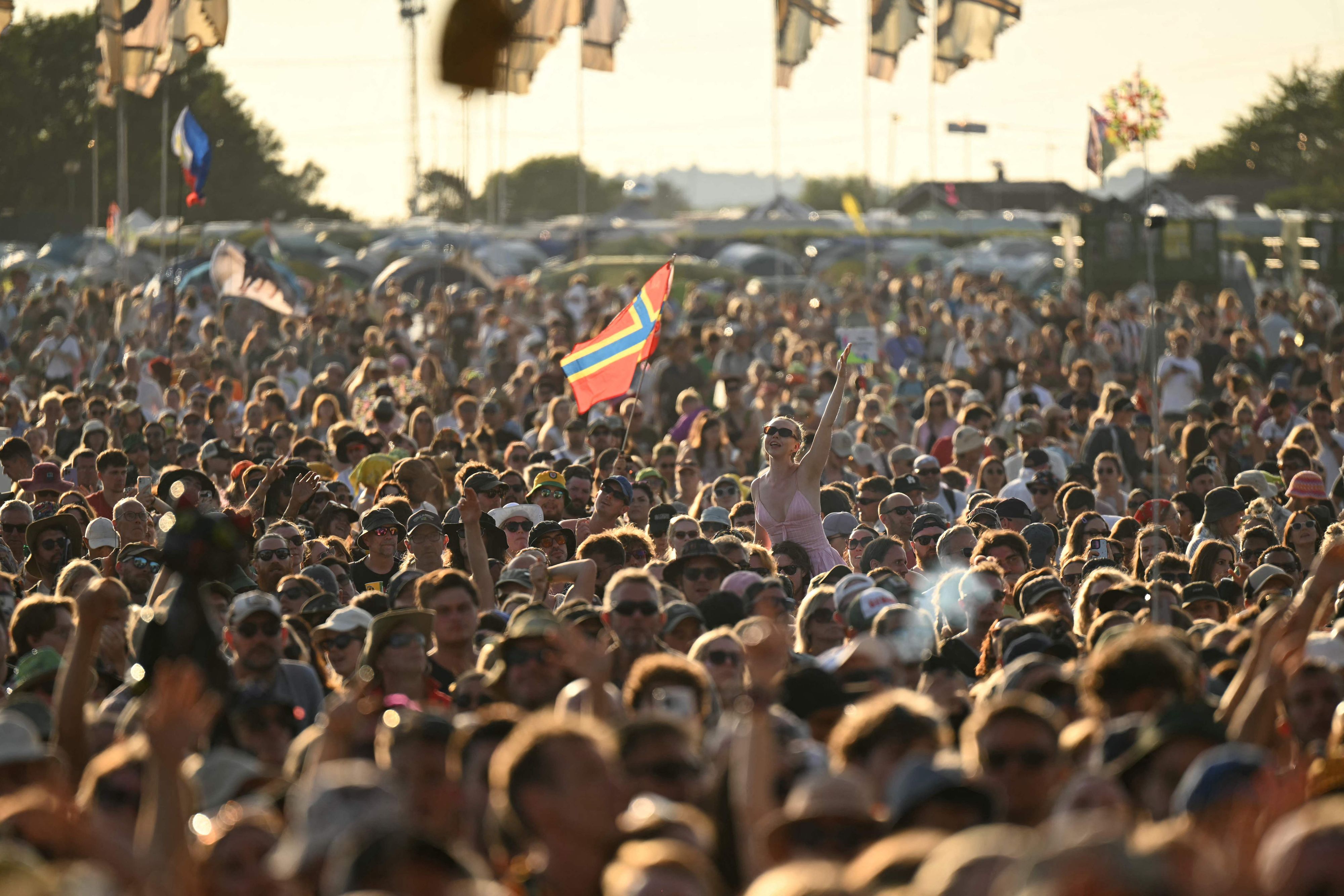 Fast 500 Euro kostet das Glastonbury-Ticket 2027 – der Rekordpreis sorgt bei Fans für heftige Kritik.