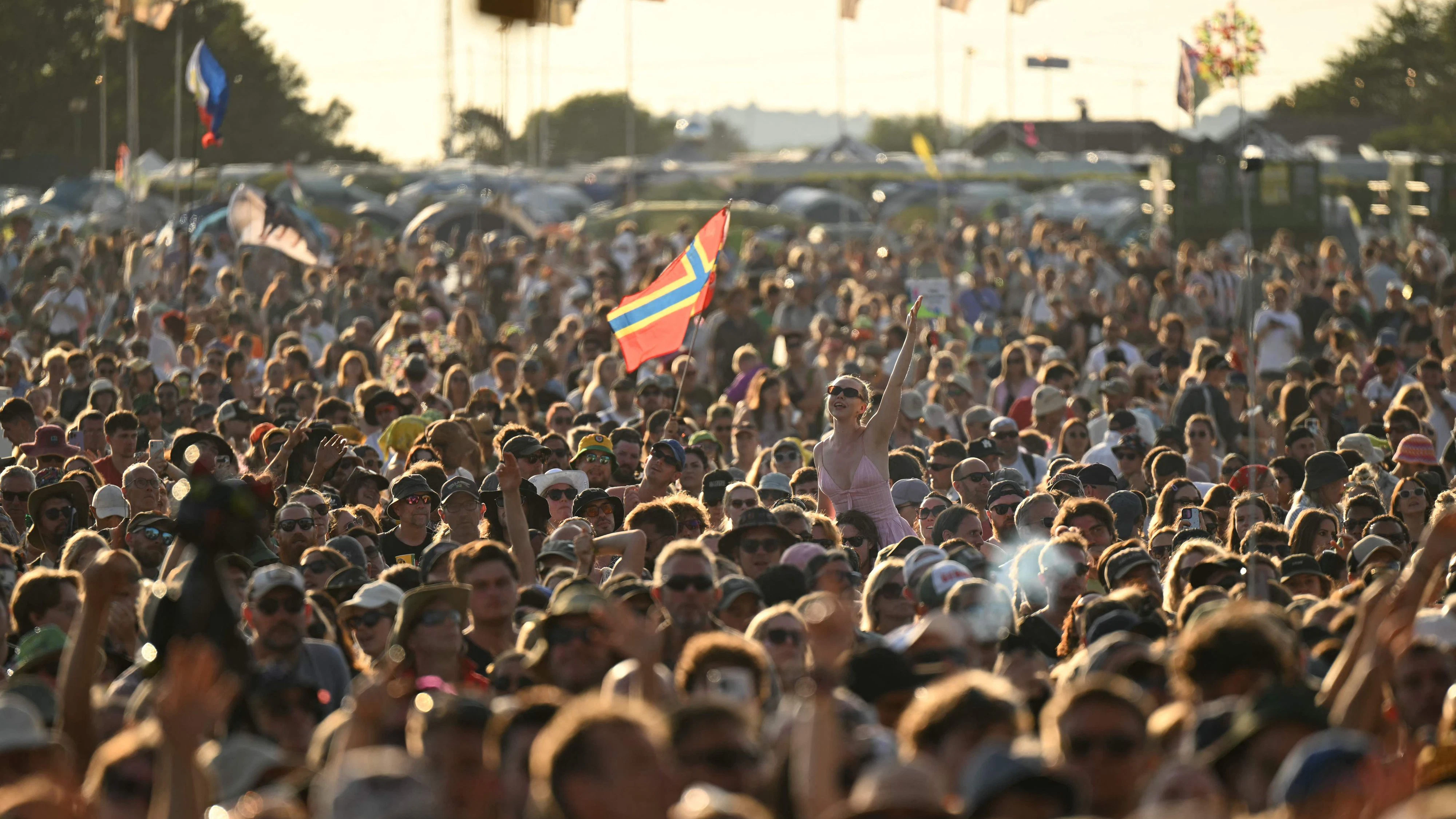 Festivalgoers watch British band Wolf Alice perform on the Other Stage on the final day of the Glastonbury festival at Worthy Farm in the village of Pilton in Somerset, south-west England, on June 29, 2025. (Photo by Oli SCARFF / AFP)