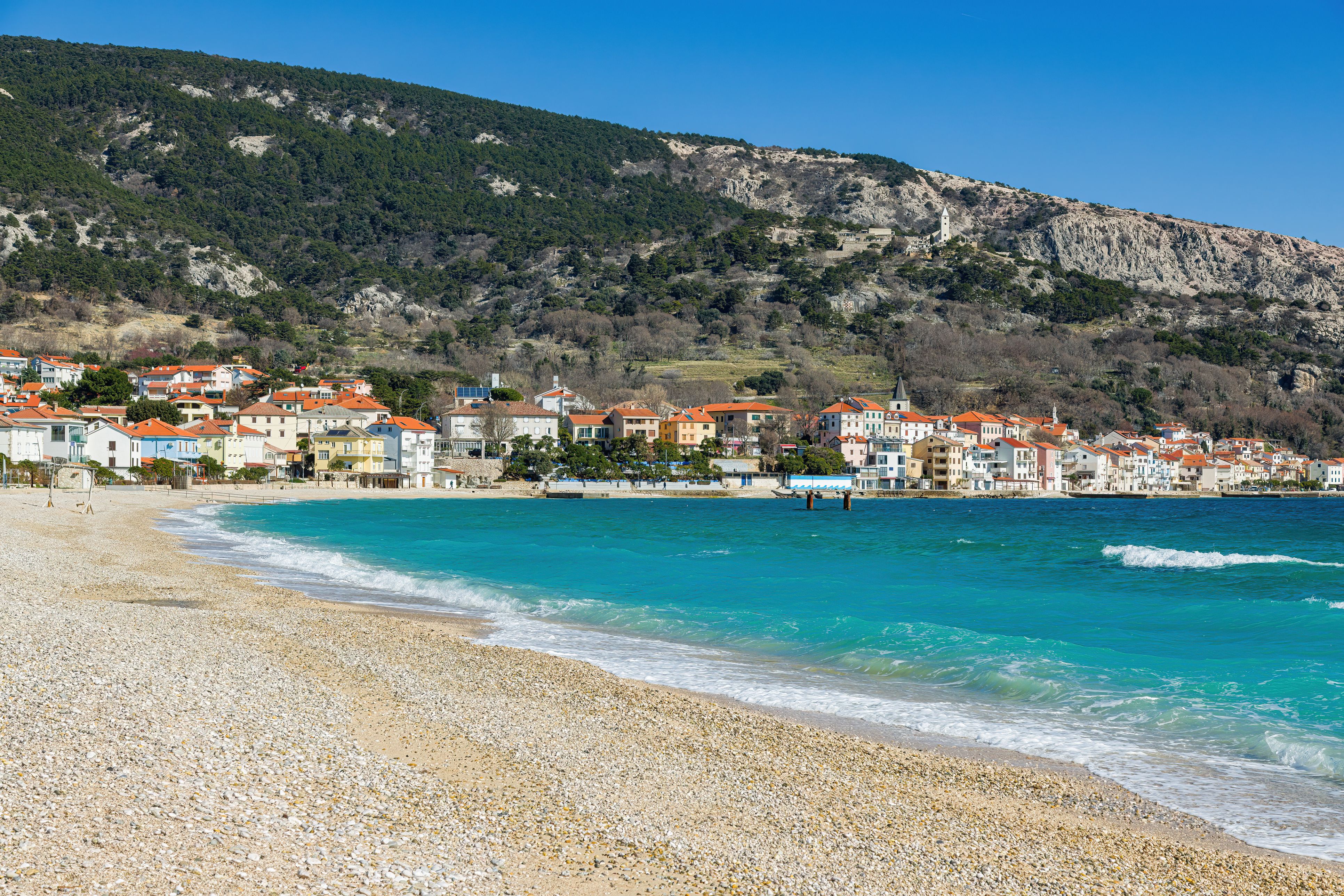 Baška auf der Insel Krk gehört zur den beliebtesten Urlaubsorten in Kroatien.