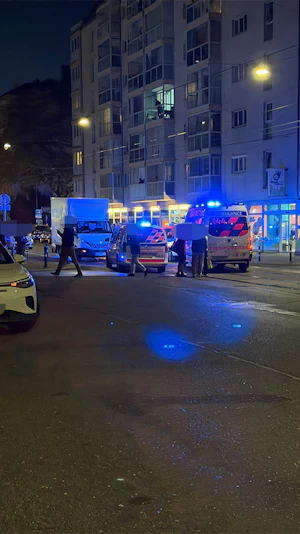Verkehrsunfall Favoriten: Teenager (19) von Kleinlaster erfasst und schwer verletzt. Polizei und Rettung im Einsatz, Verkehrsbehinderungen in Wien.