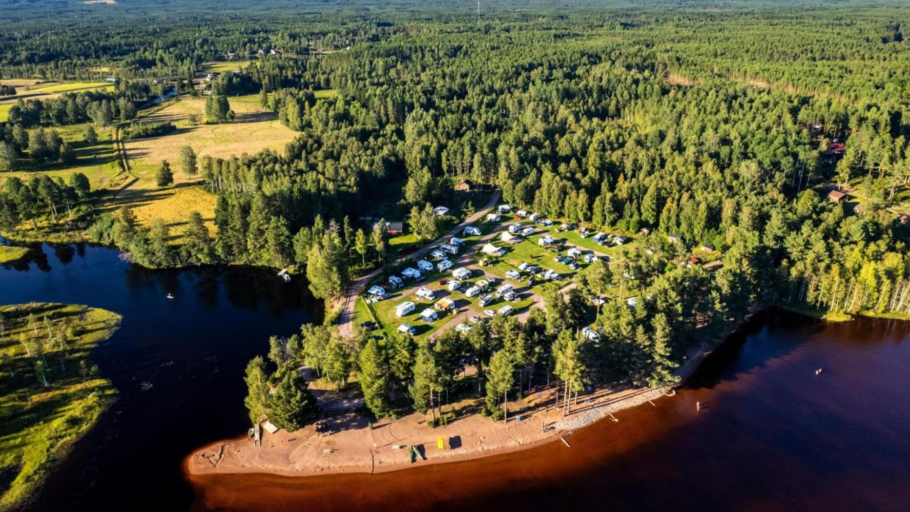 Dieser Campingplatz direkt am schwedischen See Orsasjön steht samt Ausstattung für rund 539.000 Euro zum Verkauf.
