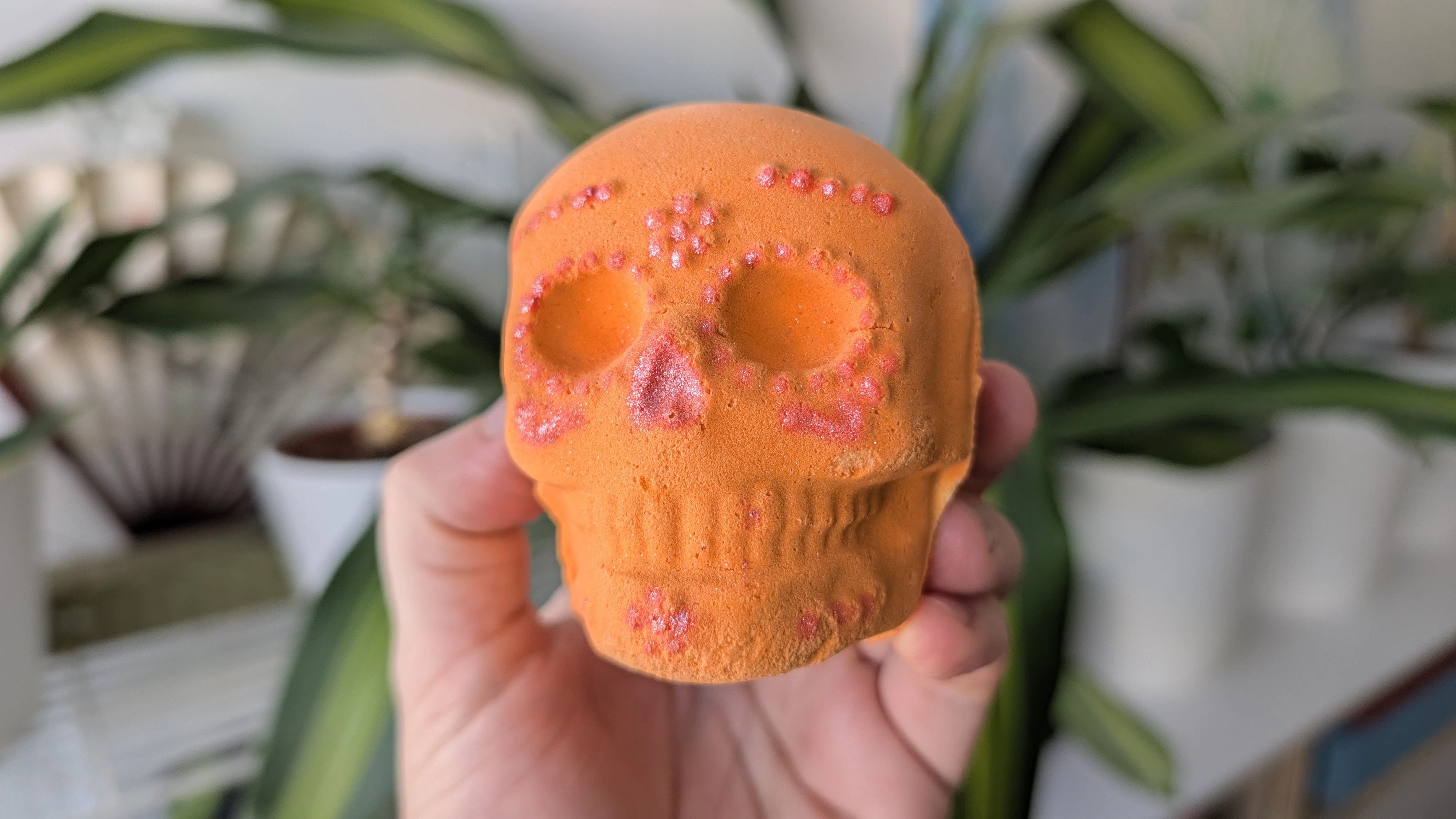 Die knallorange Badebombe Calaverita ist einem verzierten Totenschädel nachempfunden und nimmt Bezug auf den Día de Muertos. 