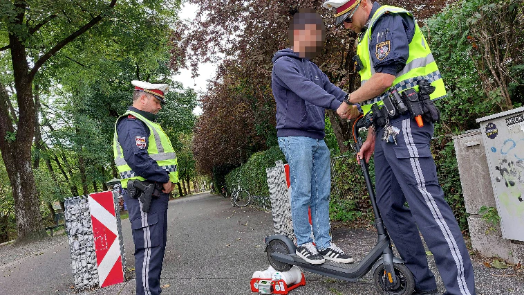 Vorführung einer Kontrolle mittels eines E-Scooter-Rollenprüfstands