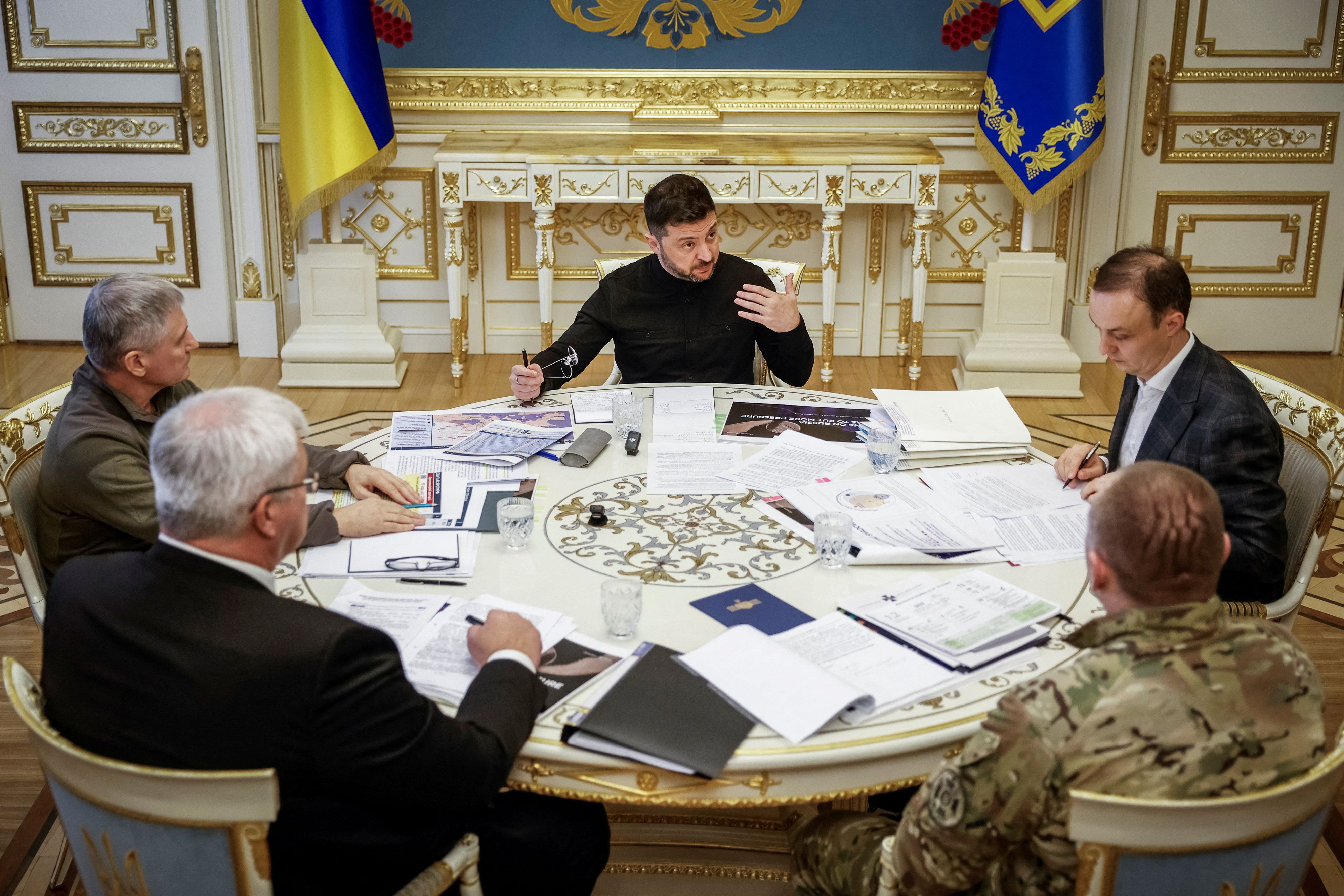 Nach einem massiven ukrainischen Drohnenangriff auf die Region Moskau warnt Selenskyj vor einem möglichen russischen Gegenschlag. 