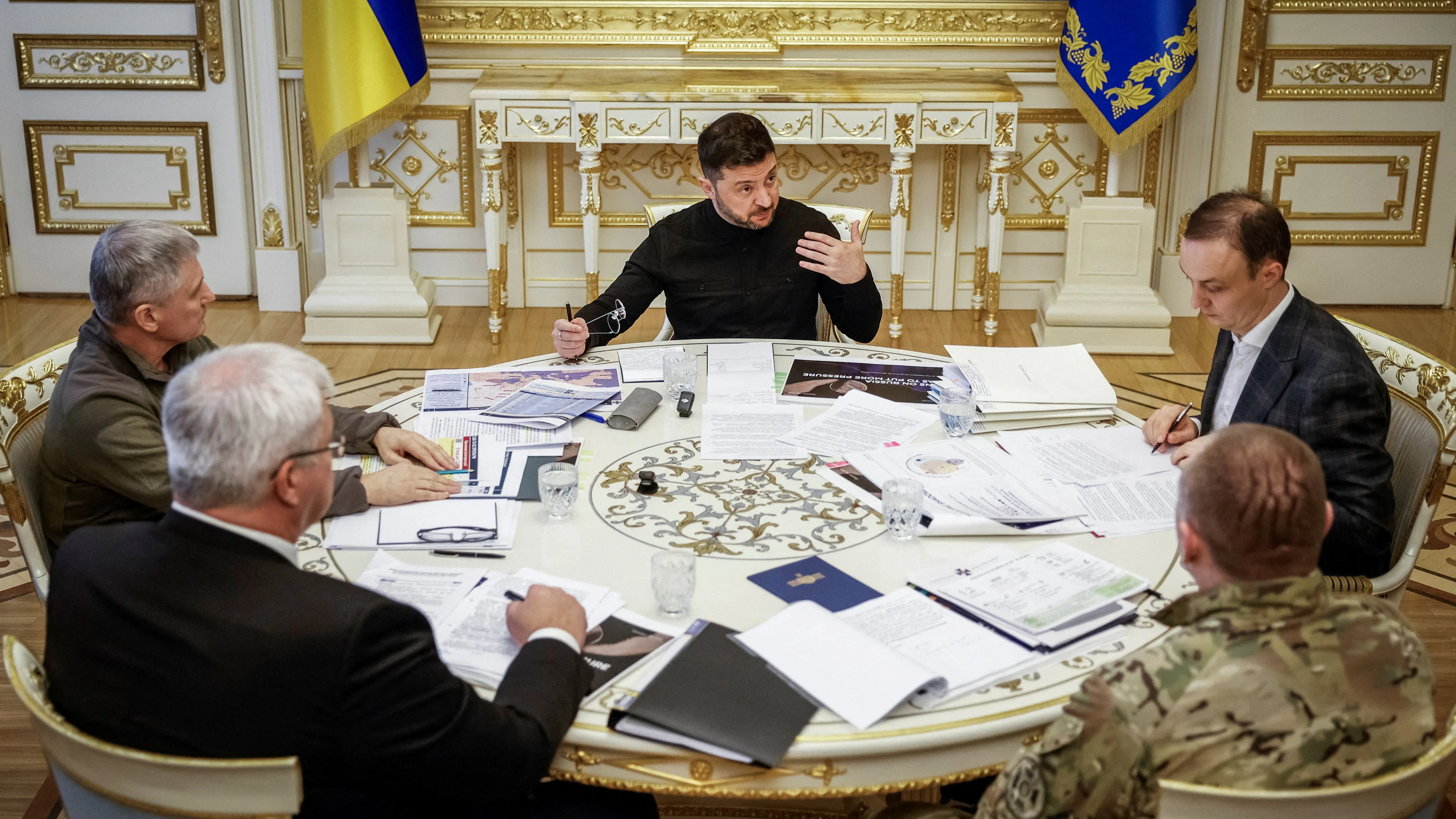 Nach einem massiven ukrainischen Drohnenangriff auf die Region Moskau warnt Selenskyj vor einem möglichen russischen Gegenschlag. 