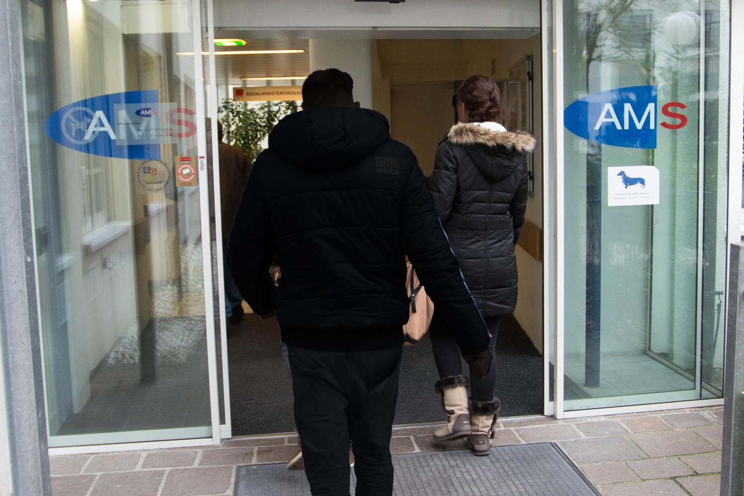 Arbeitslose am Weg zum AMS (Archivbild)