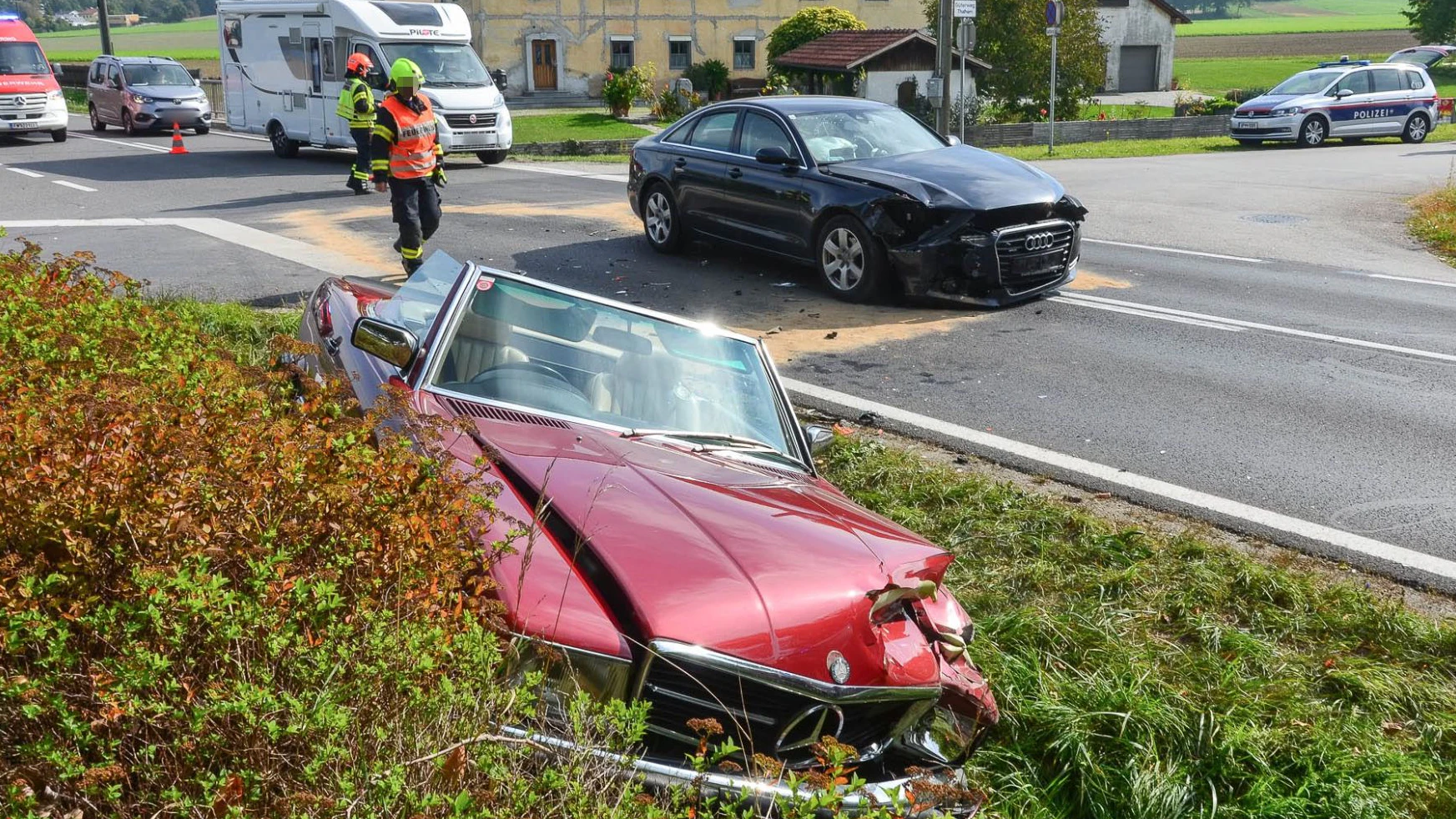 Die Autos krachten auf der Kreuzung zusammen.