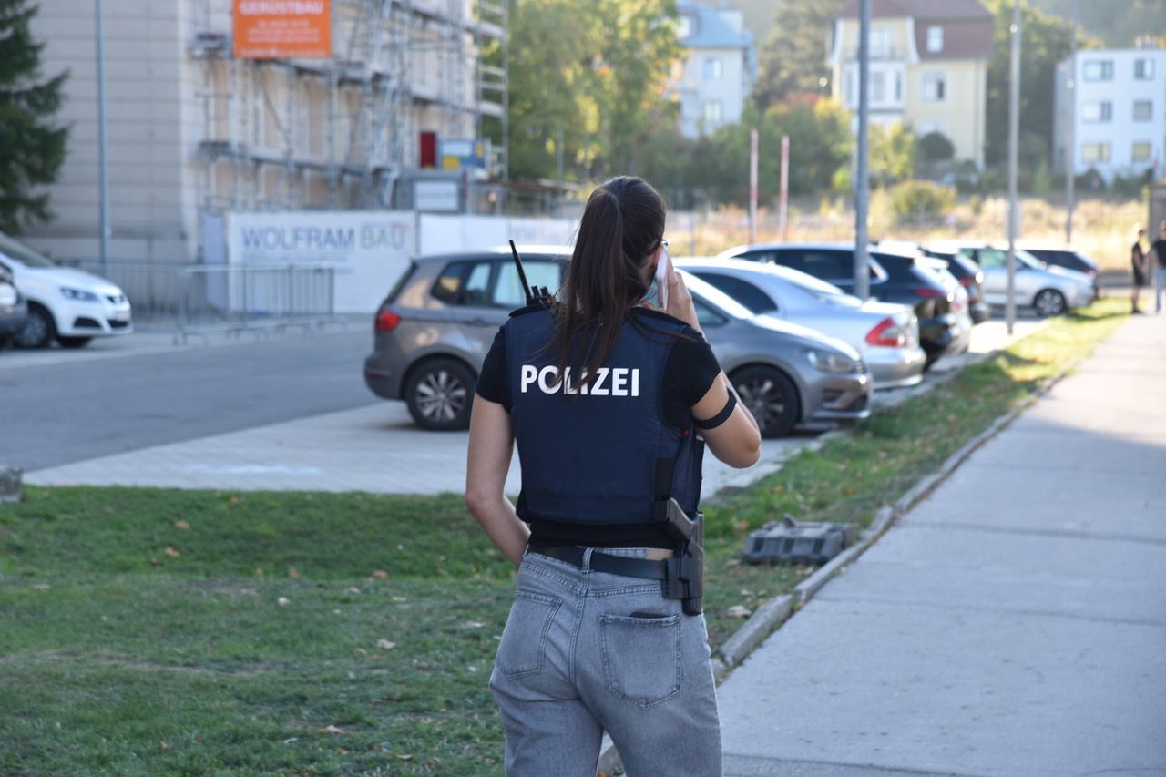 Die Polizei nahm die Drohung sehr ernst und setzte umfangreiche Sicherheitsmaßnahmen.