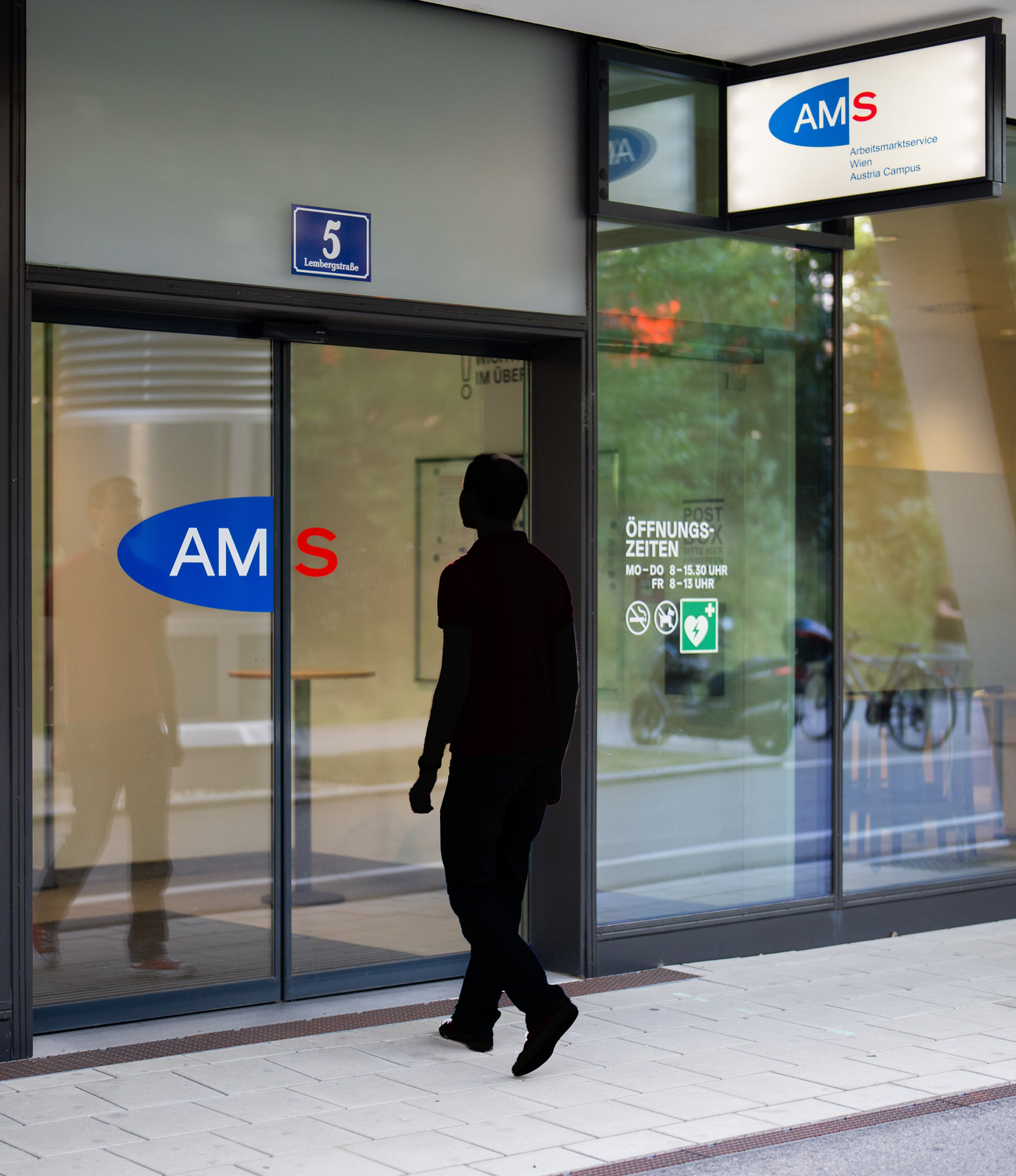 Eingang zu einer Arbeitsmarktservice-Filiale. (Archivbild)