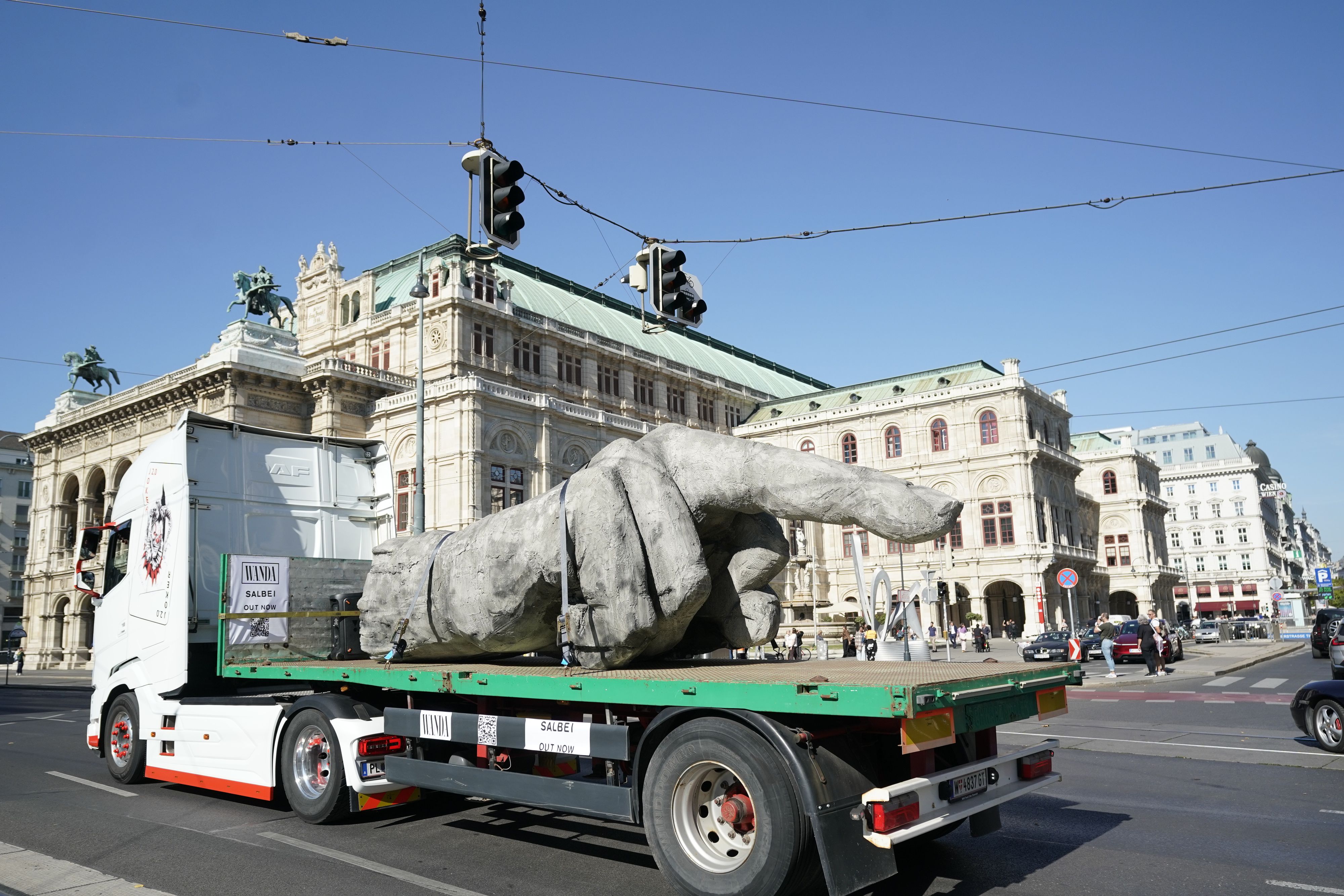 Wanda zeigt Wien den Mittelfinger: Am Ring promotet die Band damit ihre neue Single 
