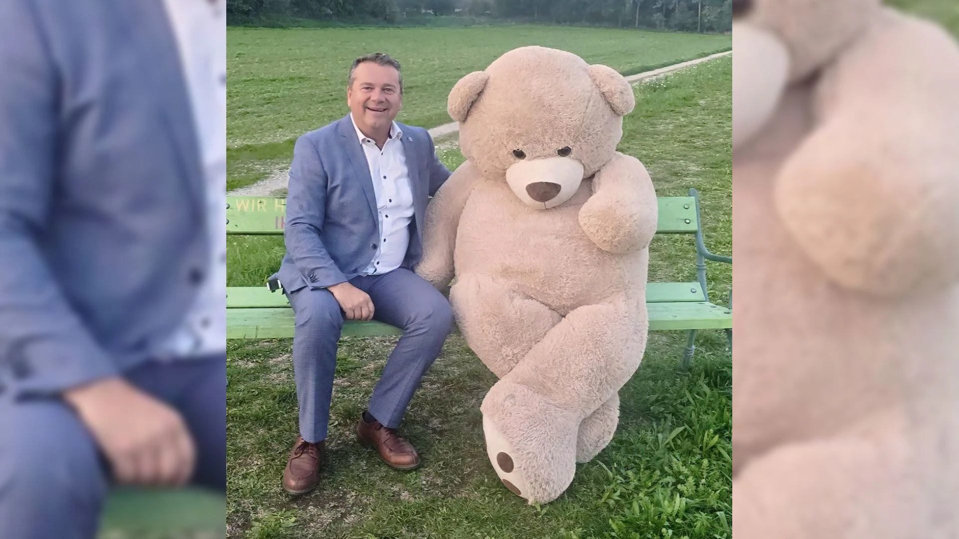 Bürgermeister und Bär: Christian Partoll (FPÖ) nahm auch schon neben dem Teddy Platz. Die Stadtgemeinde Ansfelden sucht jetzt einen Namen für den Bären.