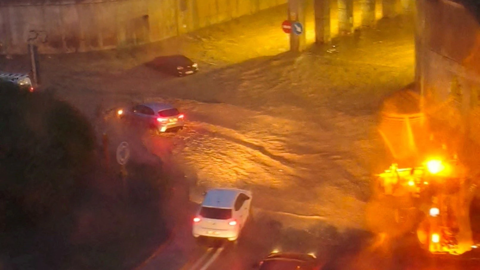 Auf diesem Screenshot aus einem Social-Media-Video sind Fahrzeuge zu sehen, die am 5. Oktober 2026 durch eine überflutete Straße in Granollers, Katalonien, Spanien, fahren.